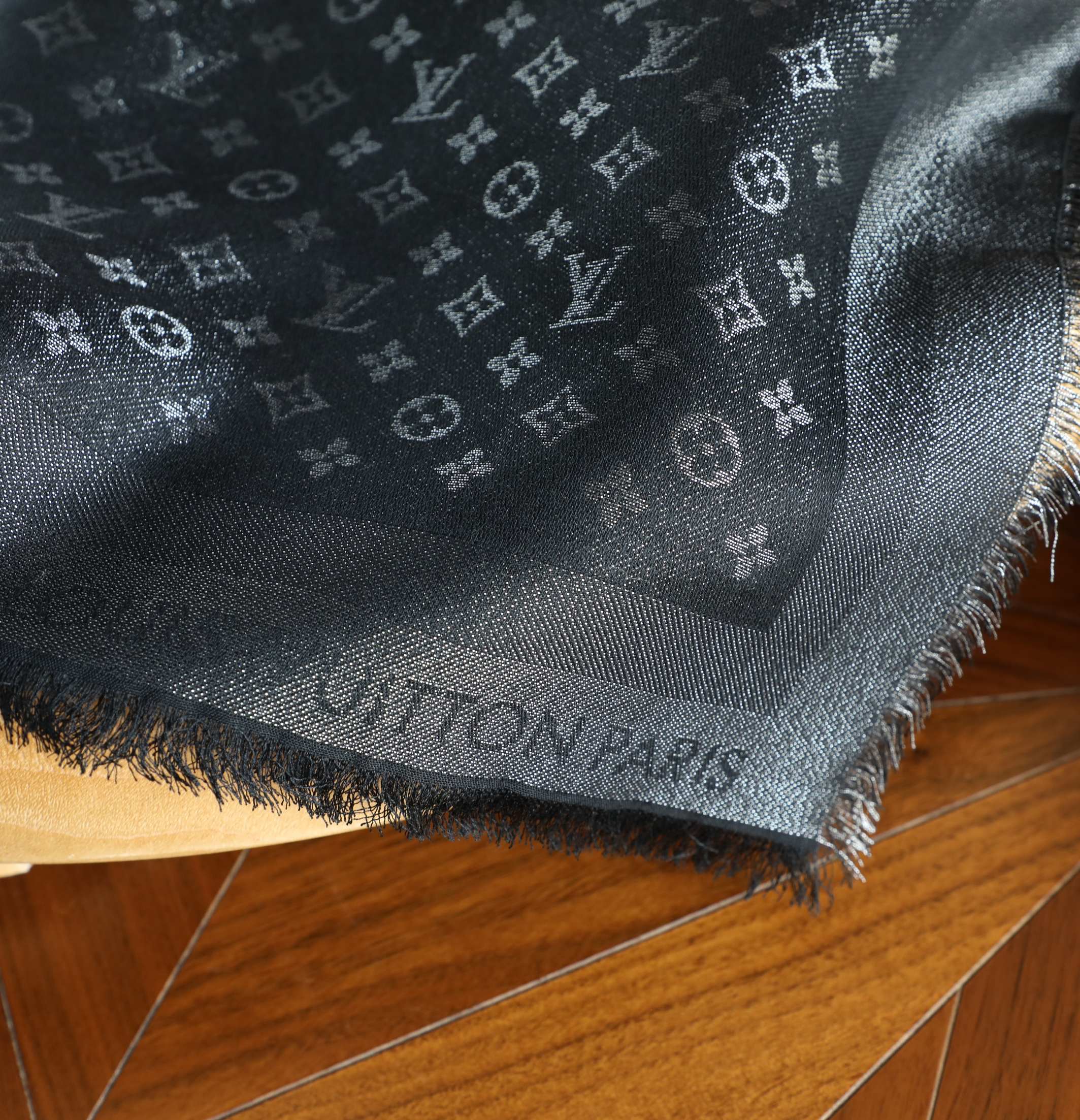 Louis Vuitton 驴家小logo银线方巾 三色