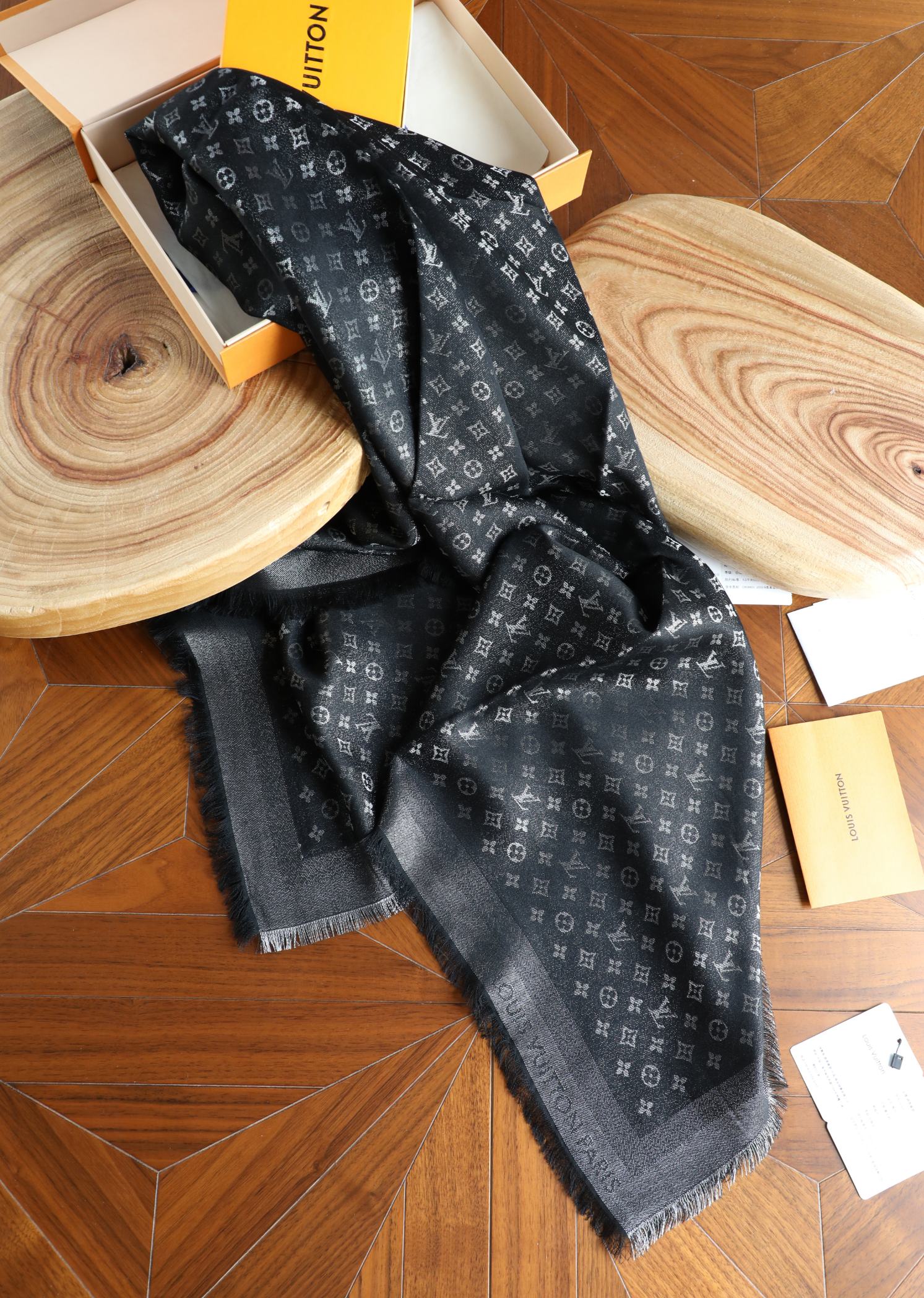 Louis Vuitton 驴家小logo银线方巾 三色