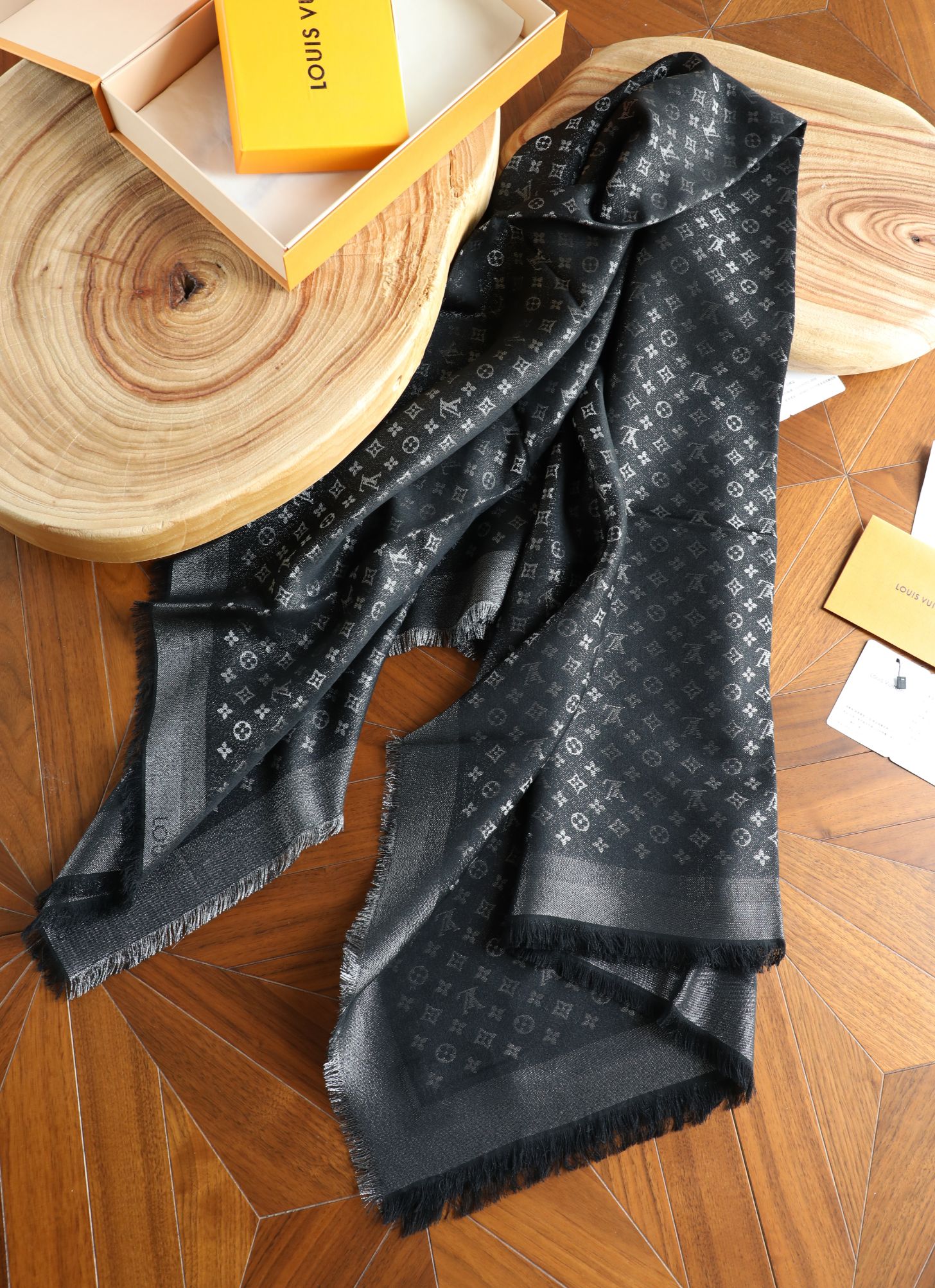 Louis Vuitton 驴家小logo银线方巾 三色