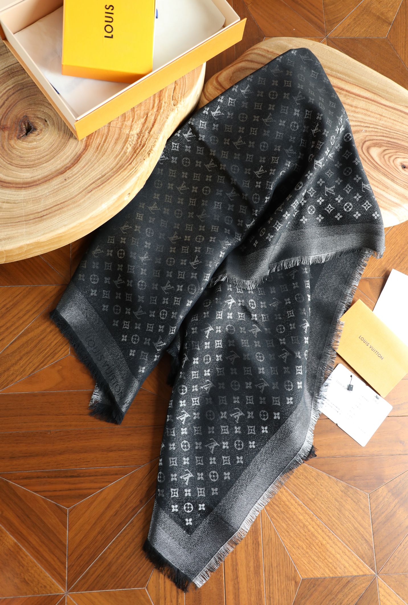 Louis Vuitton 驴家小logo银线方巾 三色