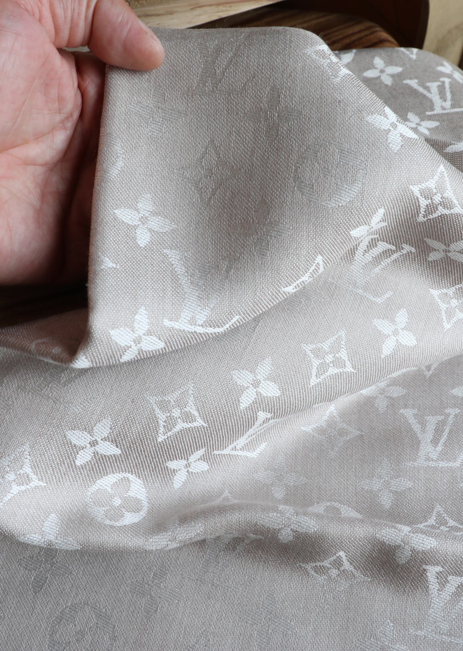 Louis Vuitton L经纬同色提花方巾 米灰色