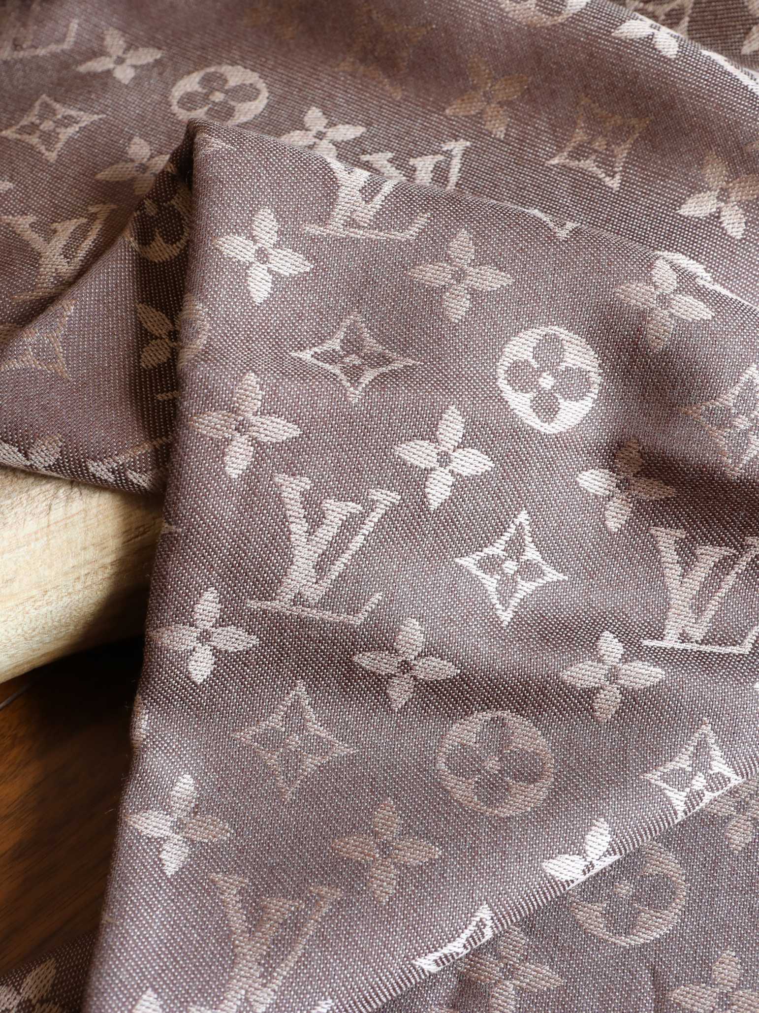 Louis Vuitton L经纬同色提花方巾 灰咖色