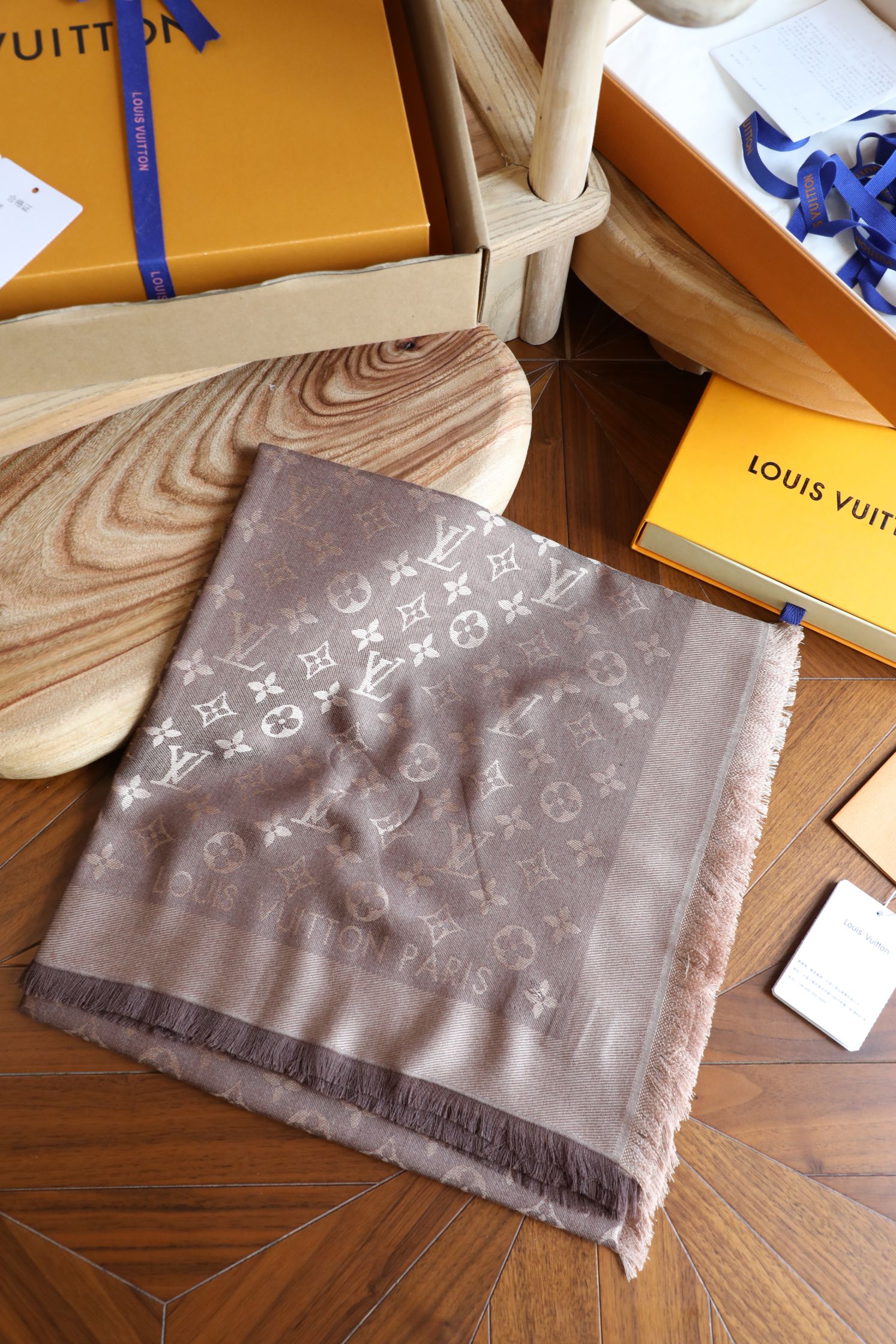 Louis Vuitton L经纬同色提花方巾 灰咖色