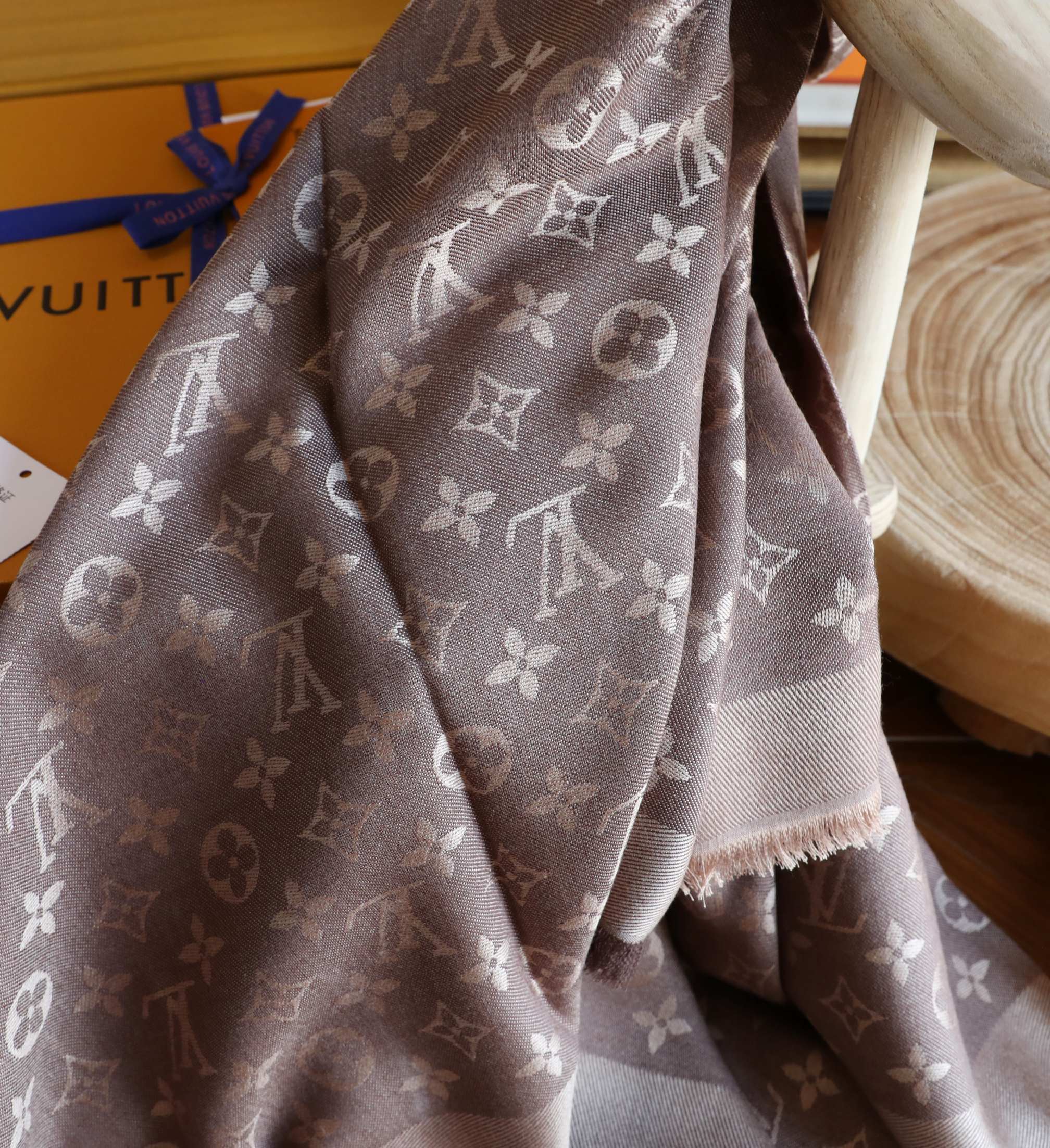 Louis Vuitton L经纬同色提花方巾 灰咖色