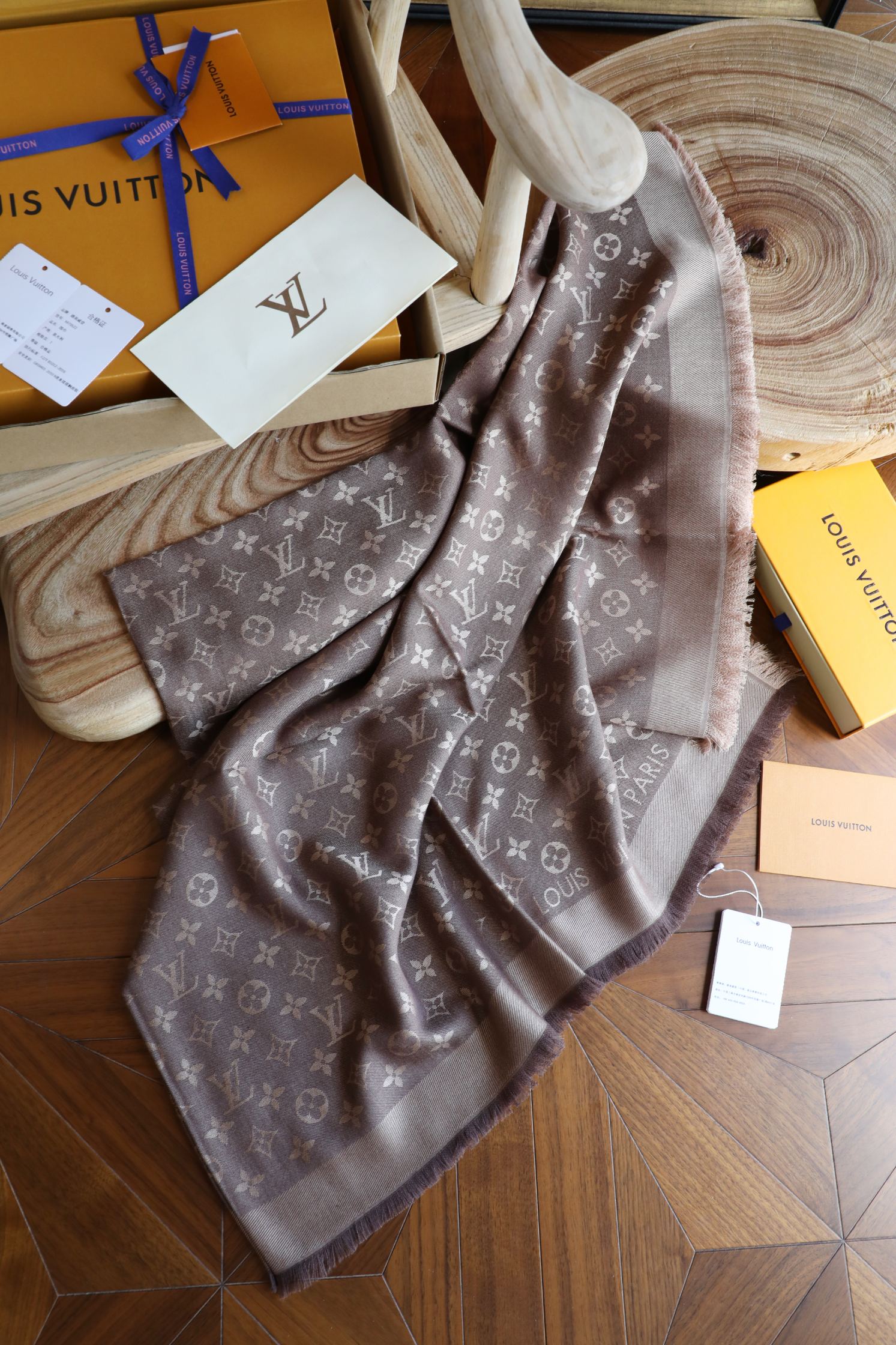 Louis Vuitton L经纬同色提花方巾 灰咖色