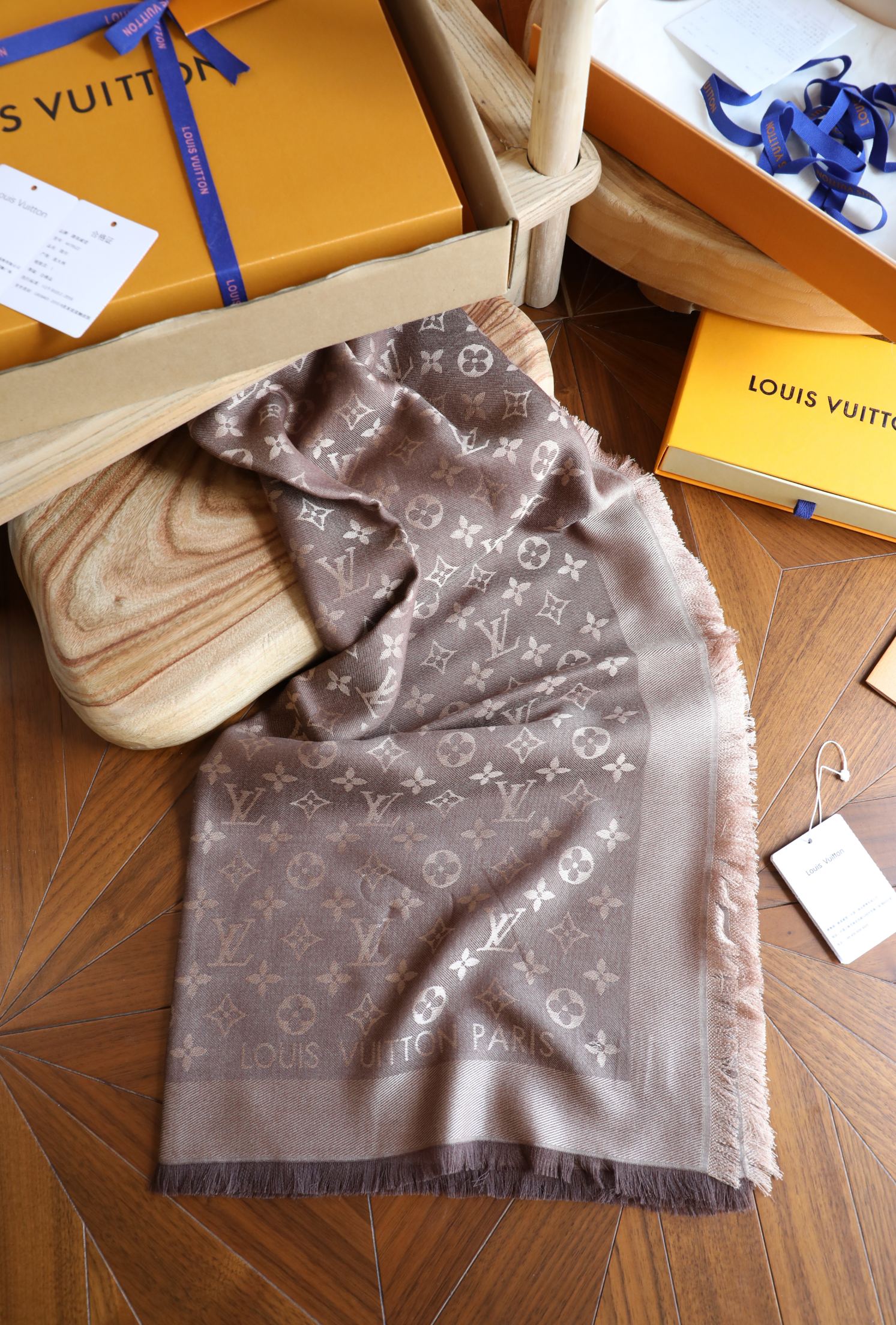 Louis Vuitton L经纬同色提花方巾 灰咖色