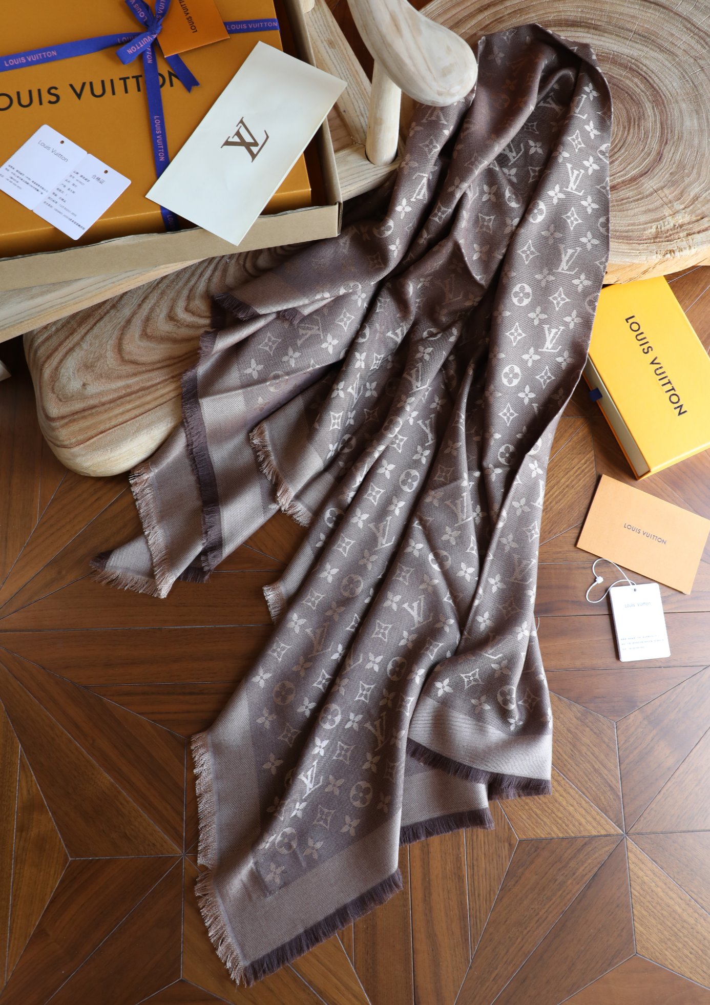 Louis Vuitton L经纬同色提花方巾 灰咖色