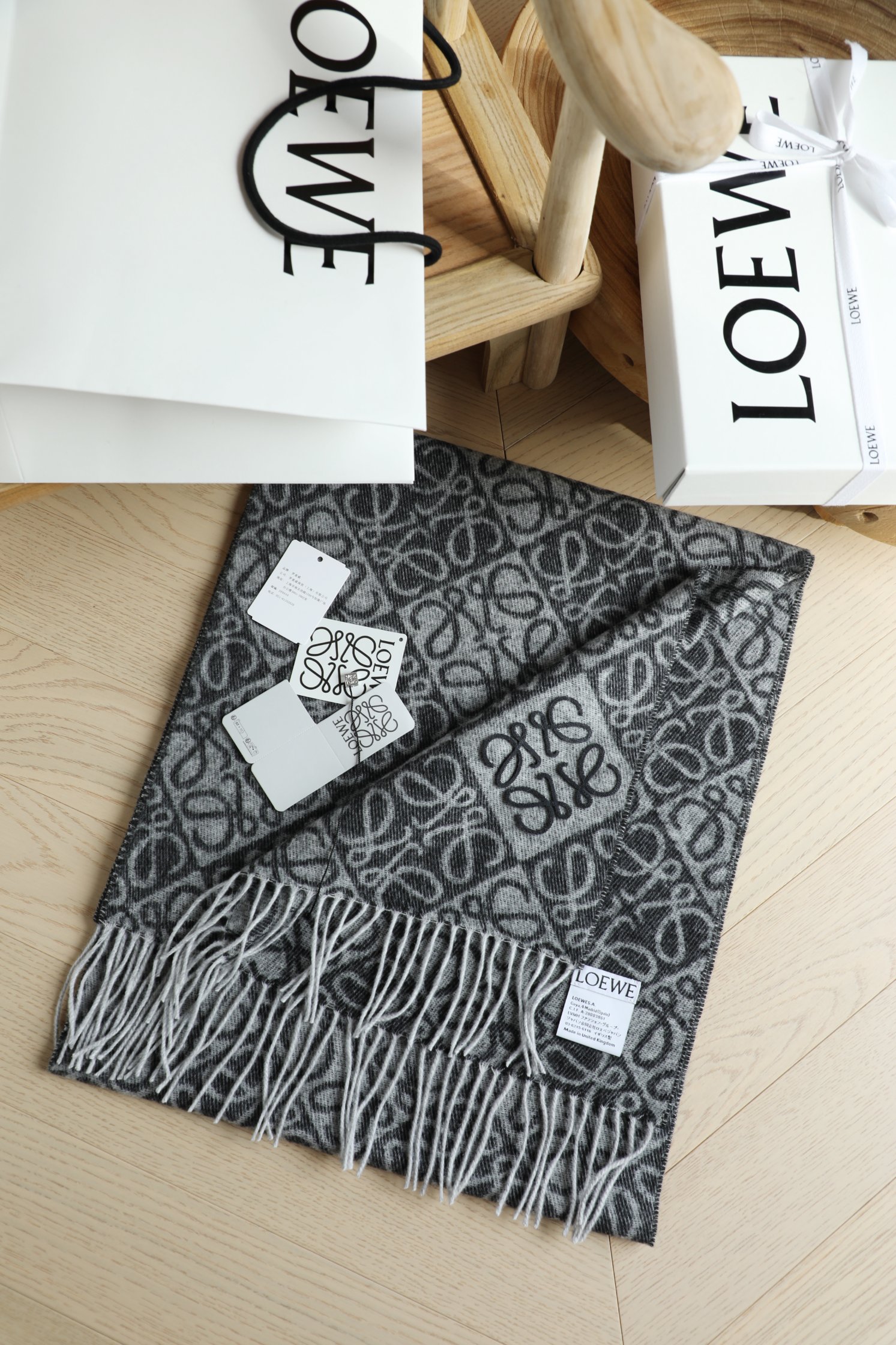 Loewe 罗威牙刷绣围巾