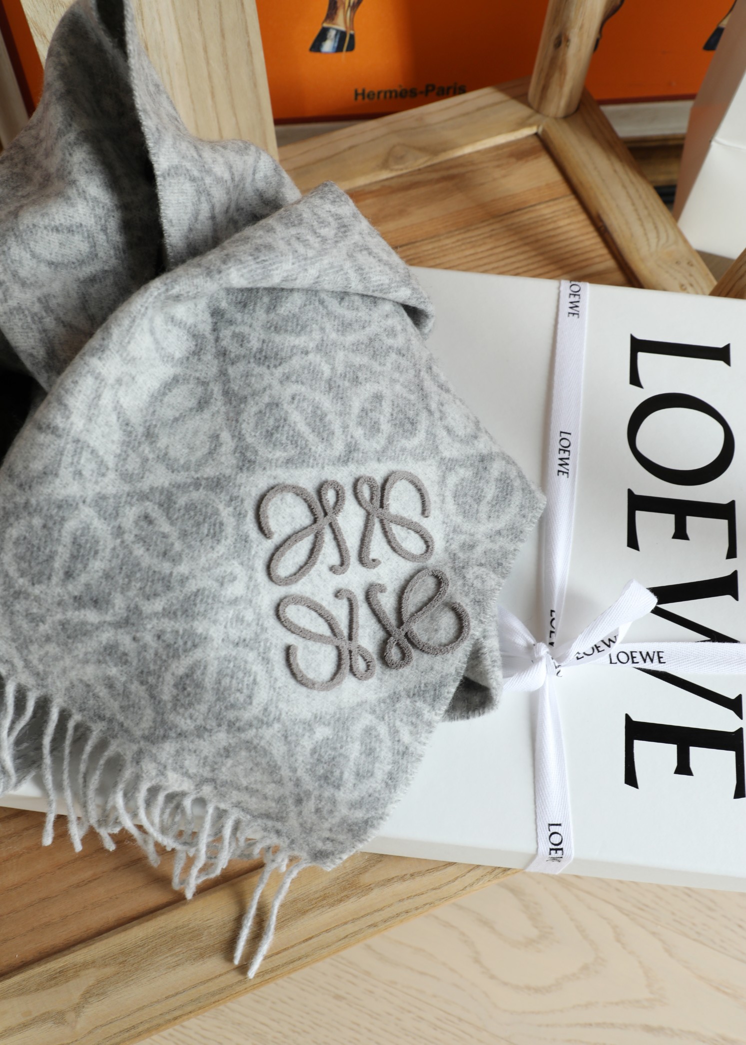 Loewe 罗威牙刷绣围巾
