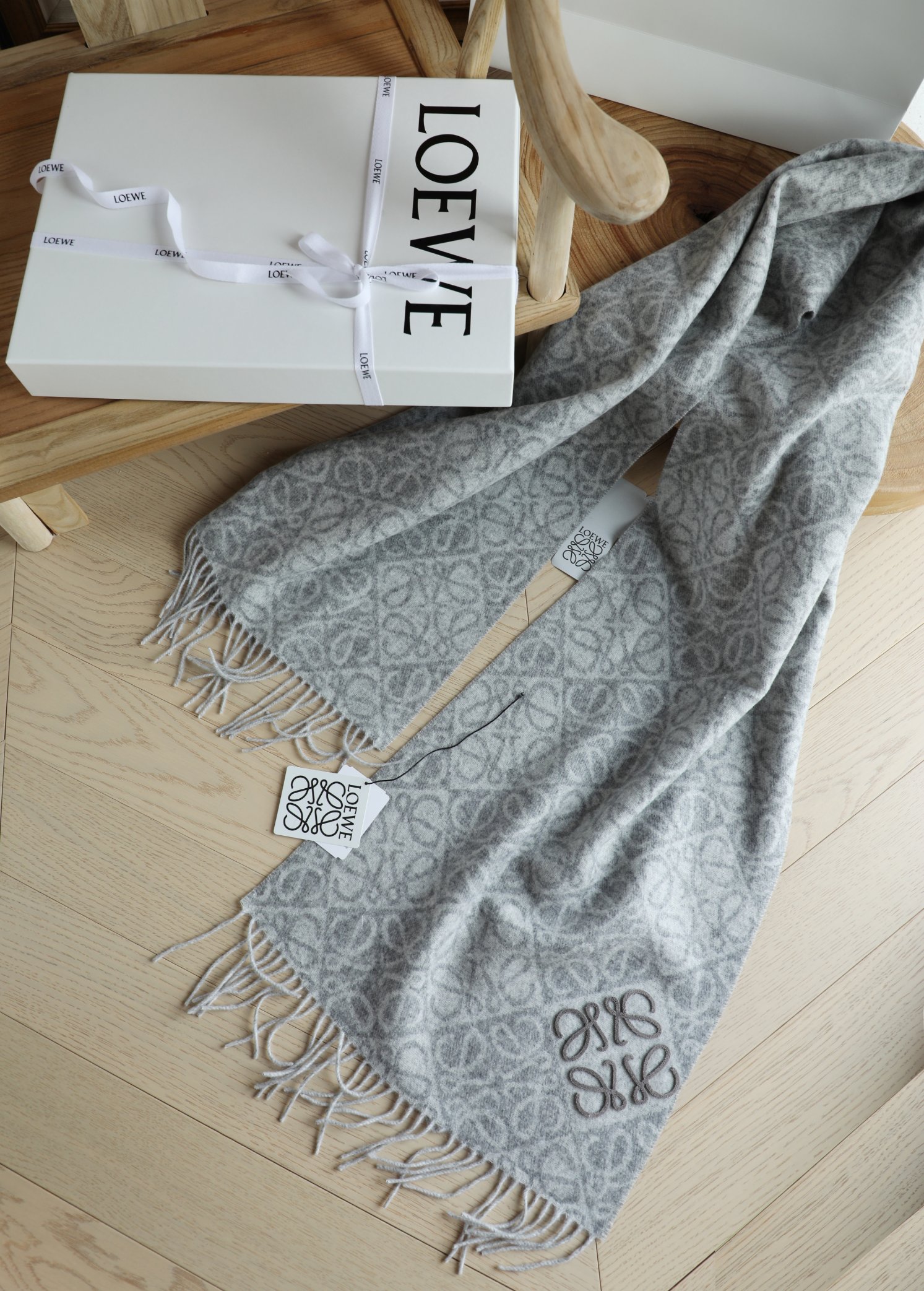 Loewe 罗威牙刷绣围巾