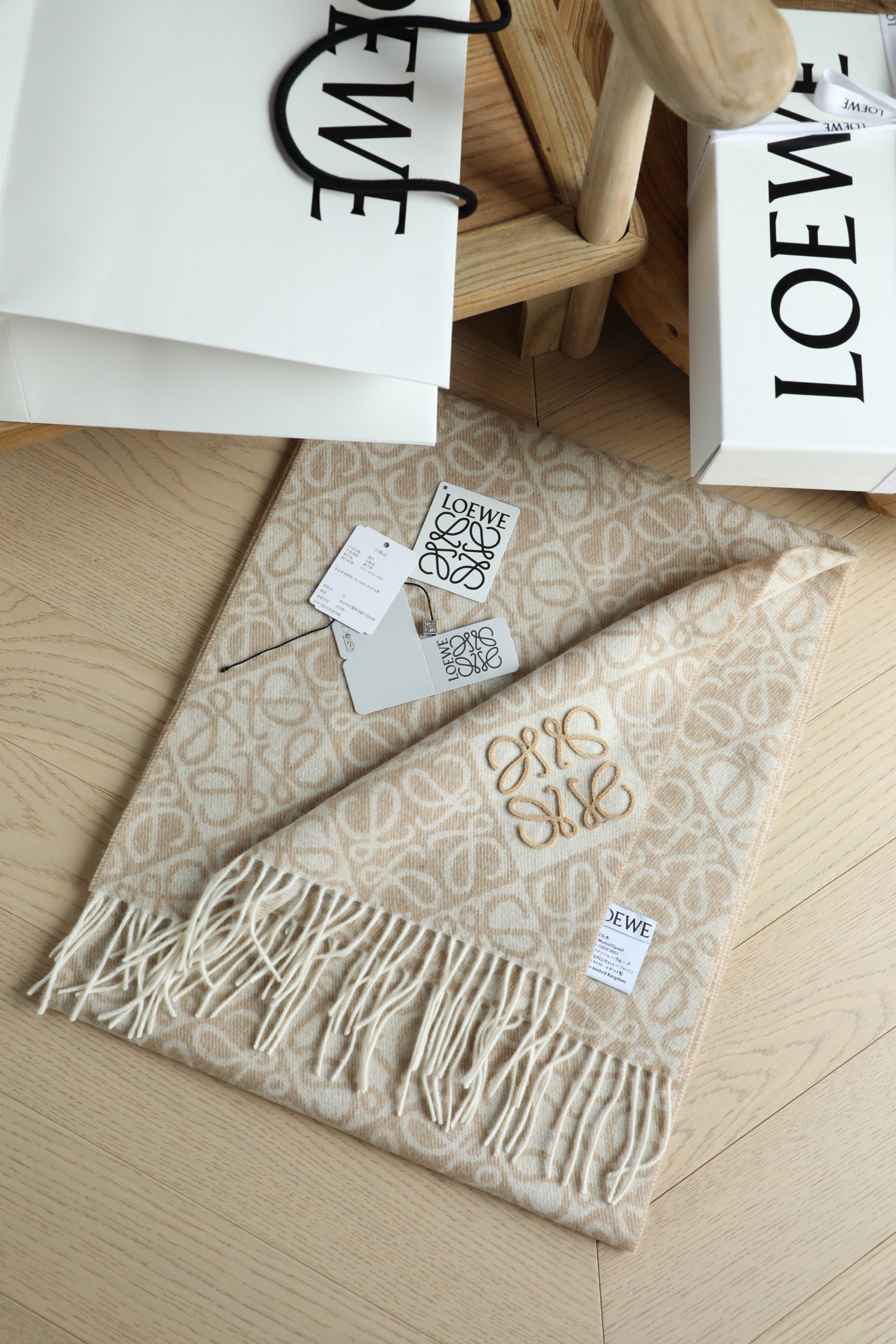 Loewe 罗威牙刷绣围巾