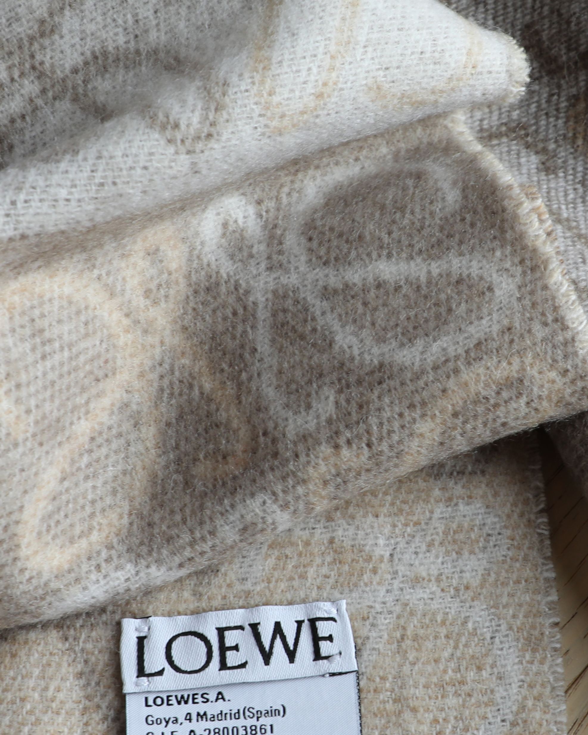Loewe 罗意威棋盘格提花围巾