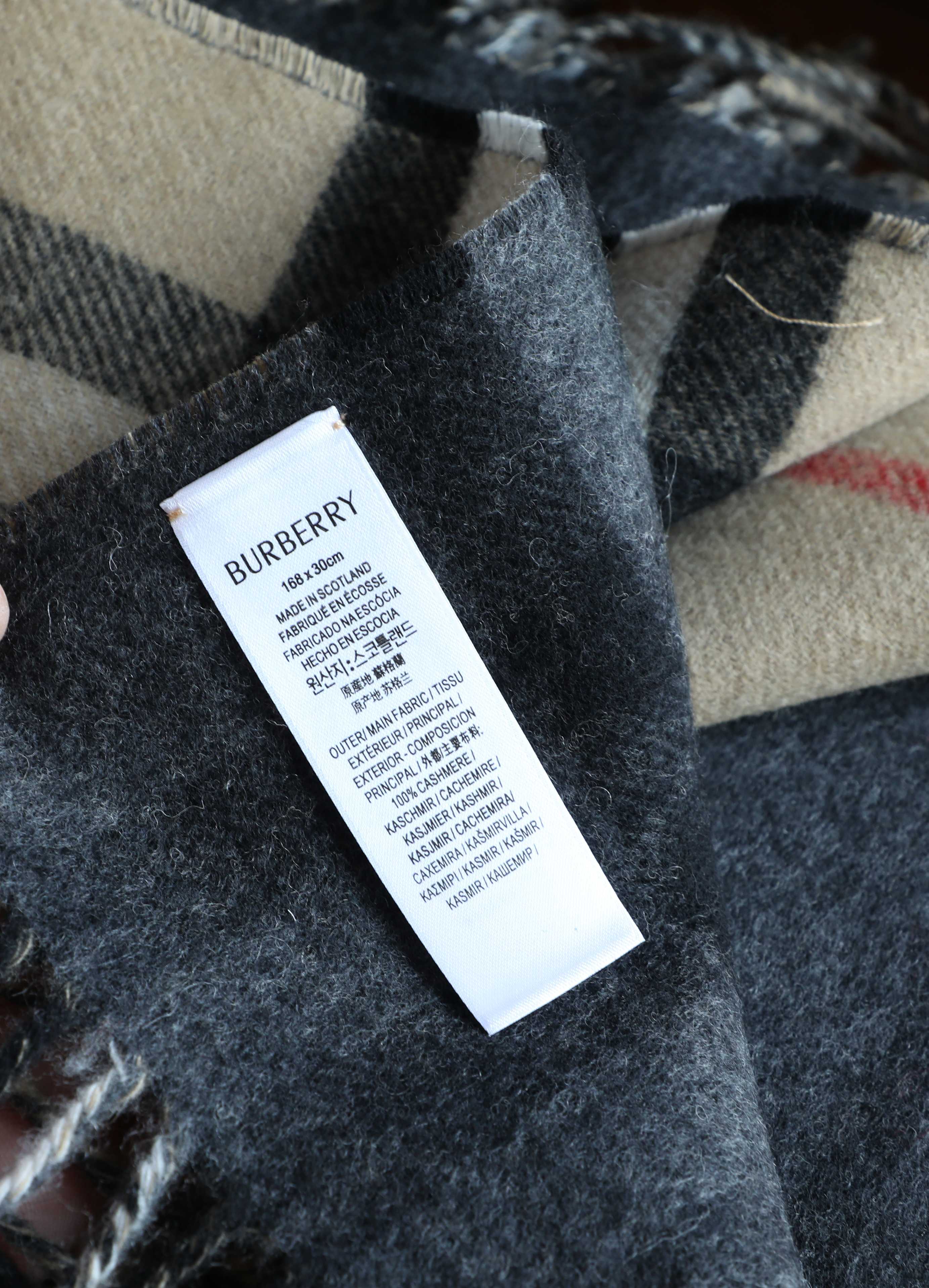 Burberry 巴宝莉双拼色 双面提花羊绒围巾 21年秋冬最新款 排队买 绝对的上身效果极佳
