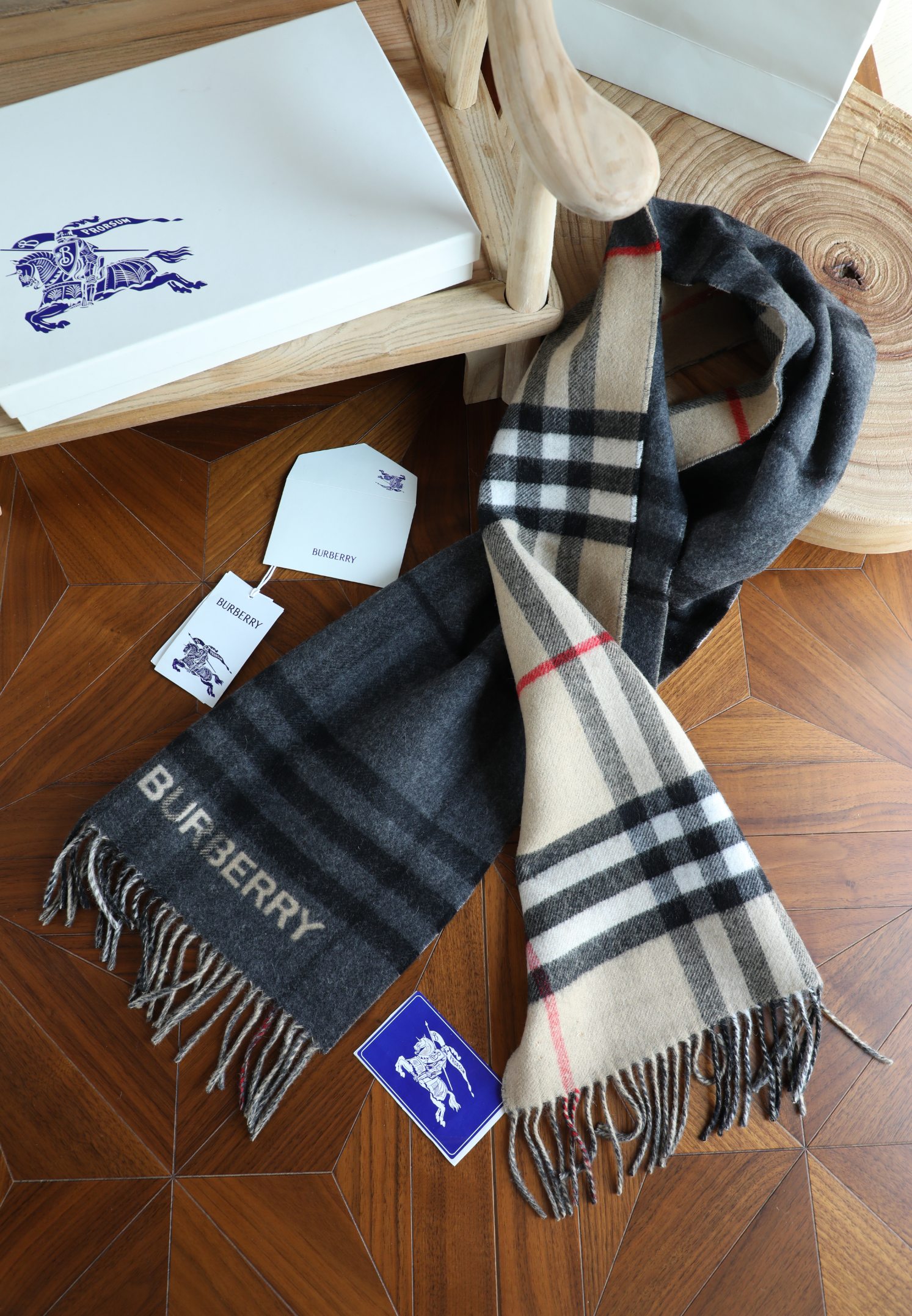 Burberry 巴宝莉双拼色 双面提花羊绒围巾 21年秋冬最新款 排队买 绝对的上身效果极佳