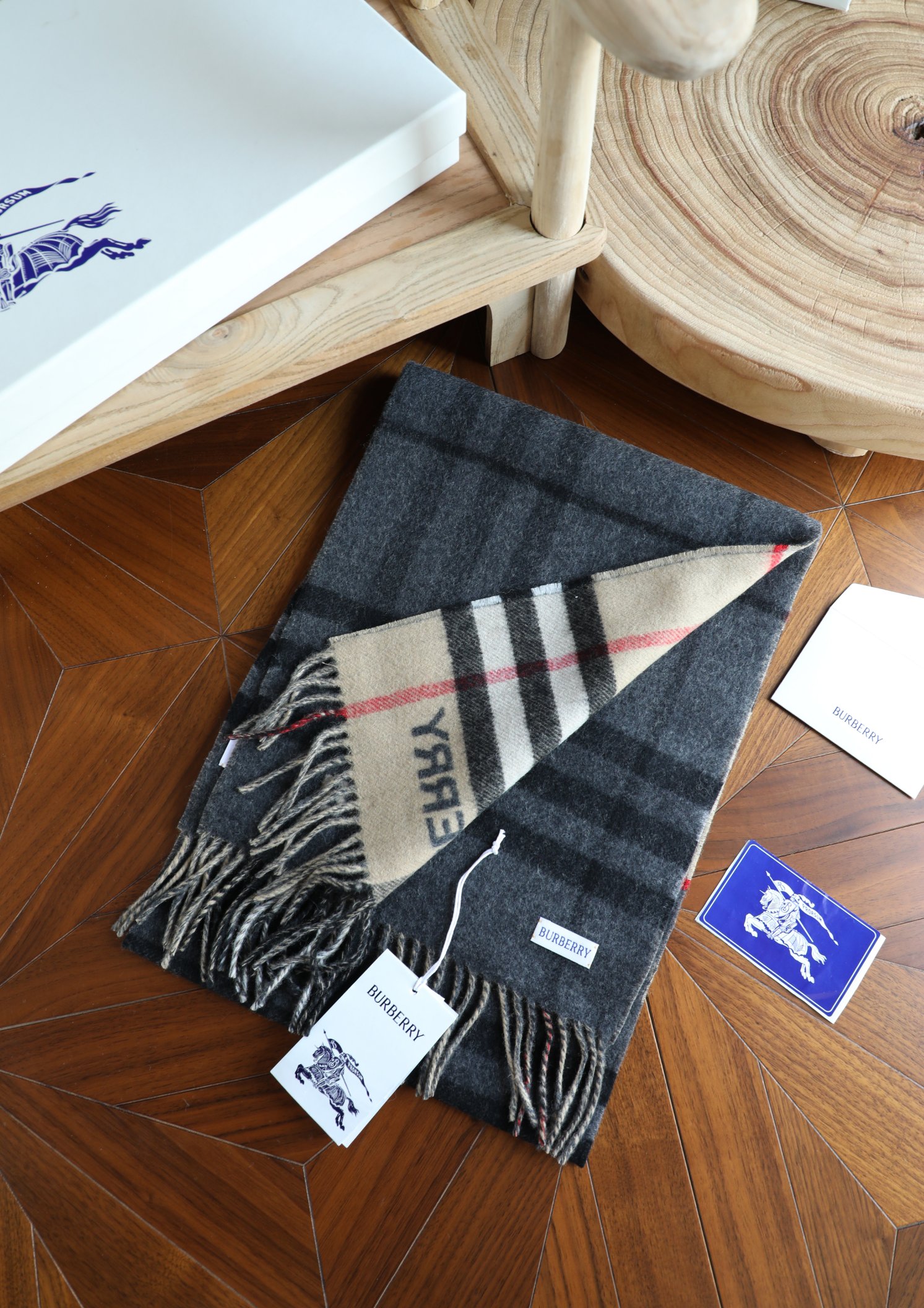 Burberry 巴宝莉双拼色 双面提花羊绒围巾 21年秋冬最新款 排队买 绝对的上身效果极佳