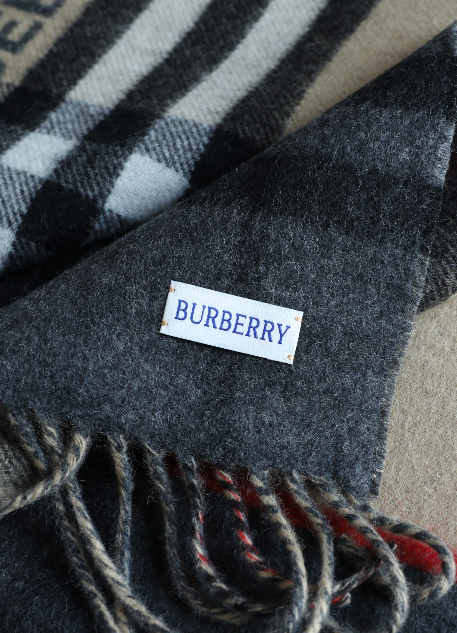 Burberry 巴宝莉双拼色 双面提花羊绒围巾 21年秋冬最新款 排队买 绝对的上身效果极佳