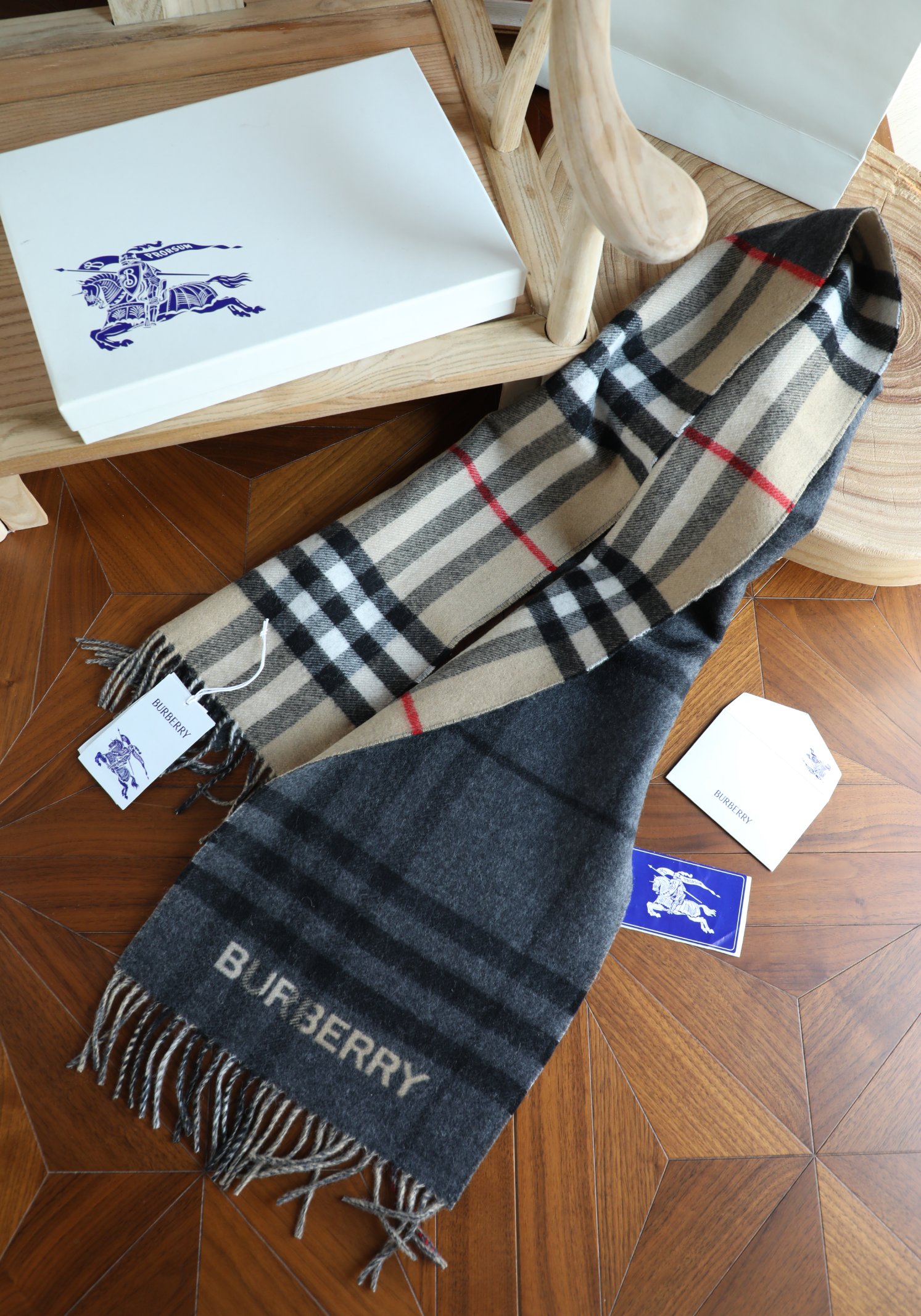 Burberry 巴宝莉双拼色 双面提花羊绒围巾 21年秋冬最新款 排队买 绝对的上身效果极佳