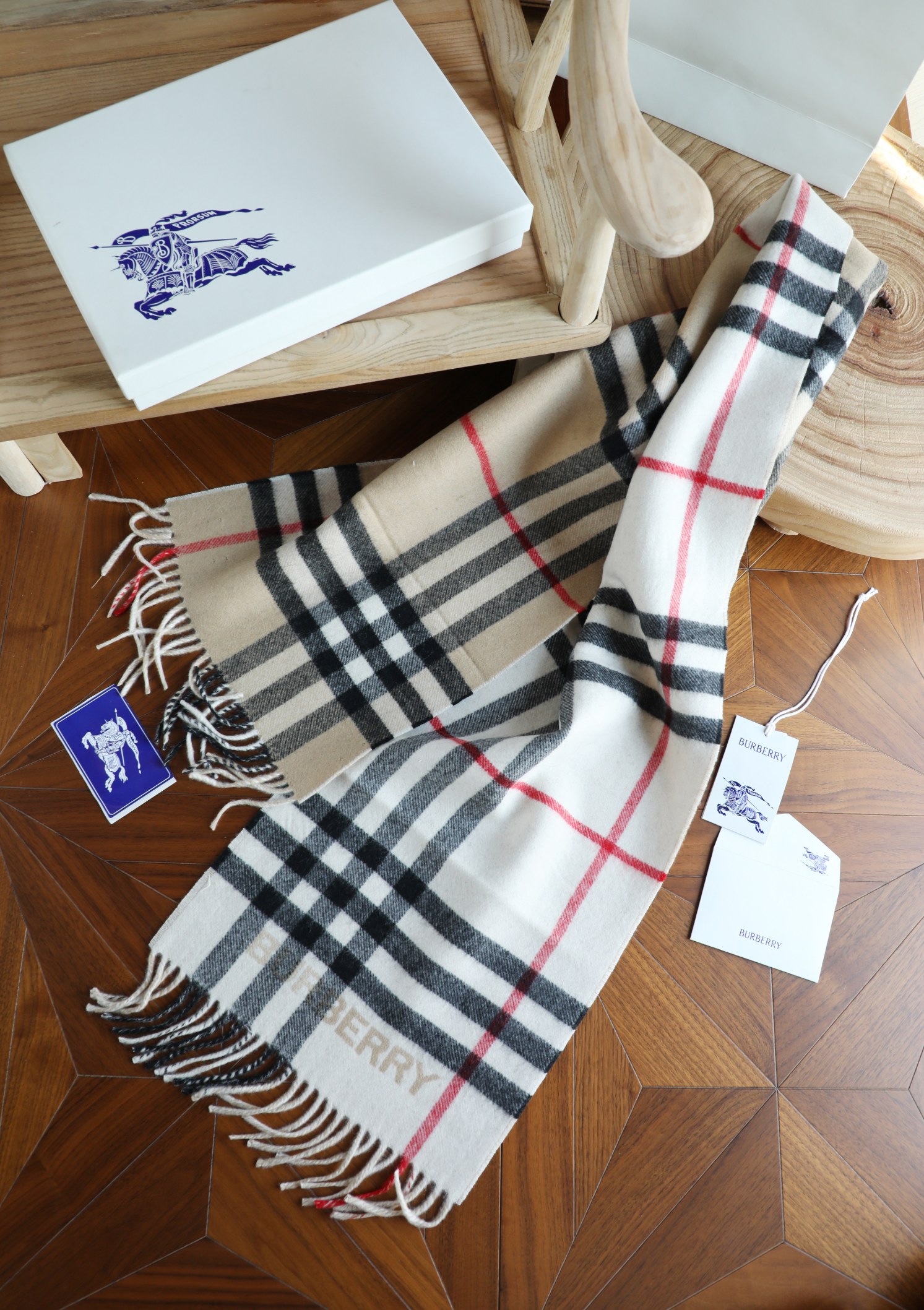 Burberry 巴宝莉双拼色 双面提花羊绒围巾 21年秋冬最新款 排队买 绝对的上身效果极佳