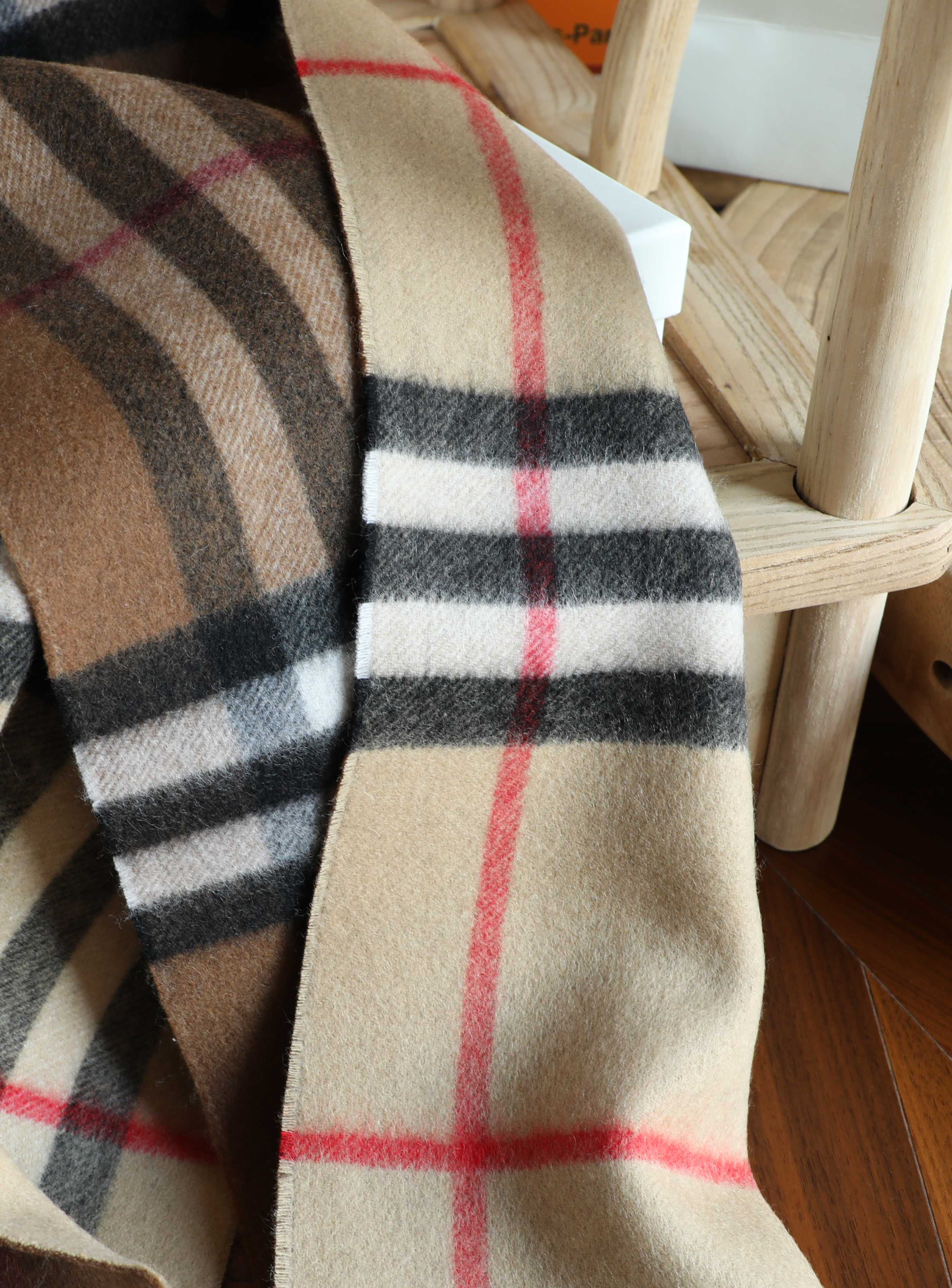 Burberry 巴宝莉双拼色 双面提花羊绒围巾 21年秋冬最新款 排队买 绝对的上身效果极佳