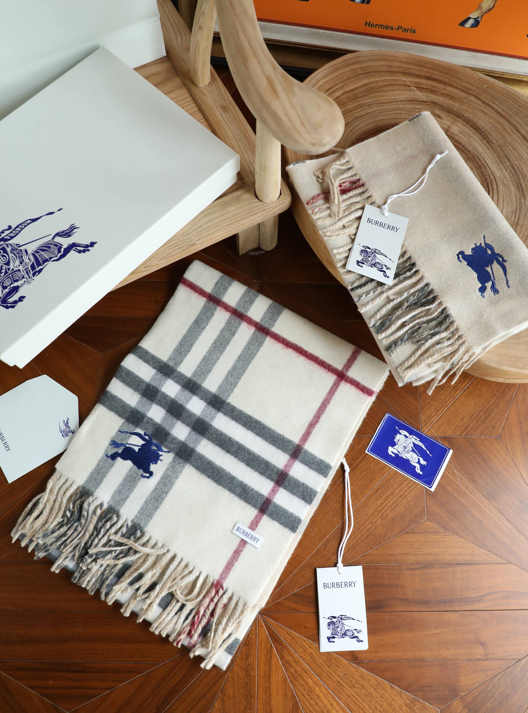 Burberry 最新款 B双刺