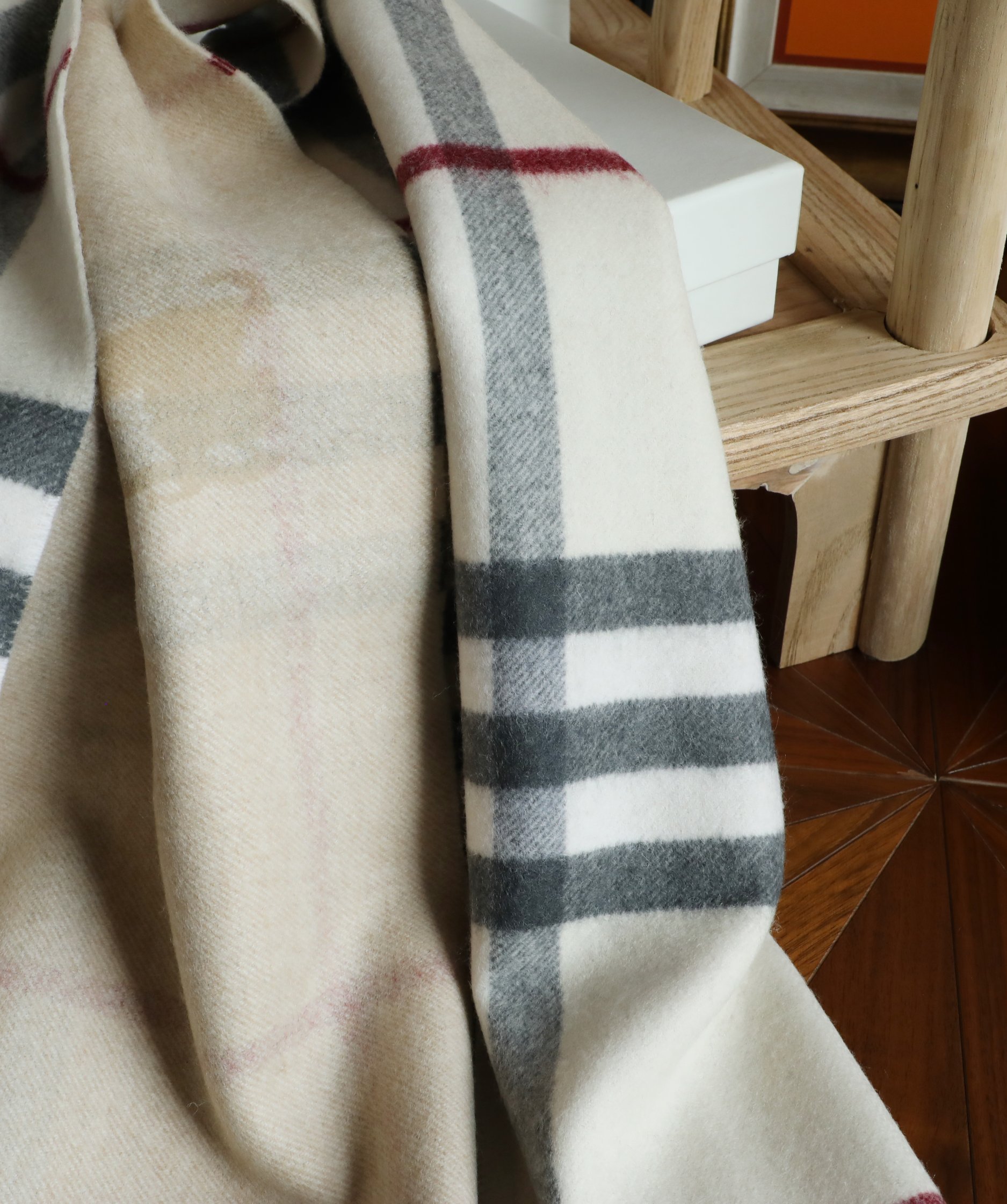 Burberry 最新款 B双刺