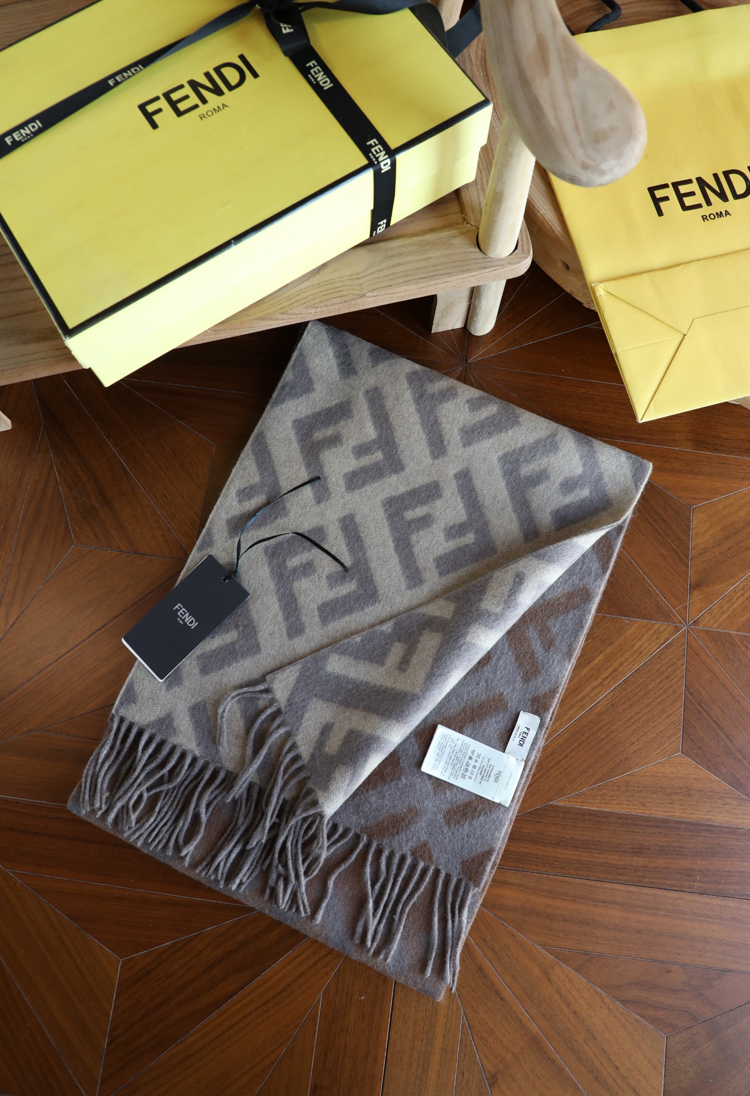 Fendi F最新 羊绒渐变围巾