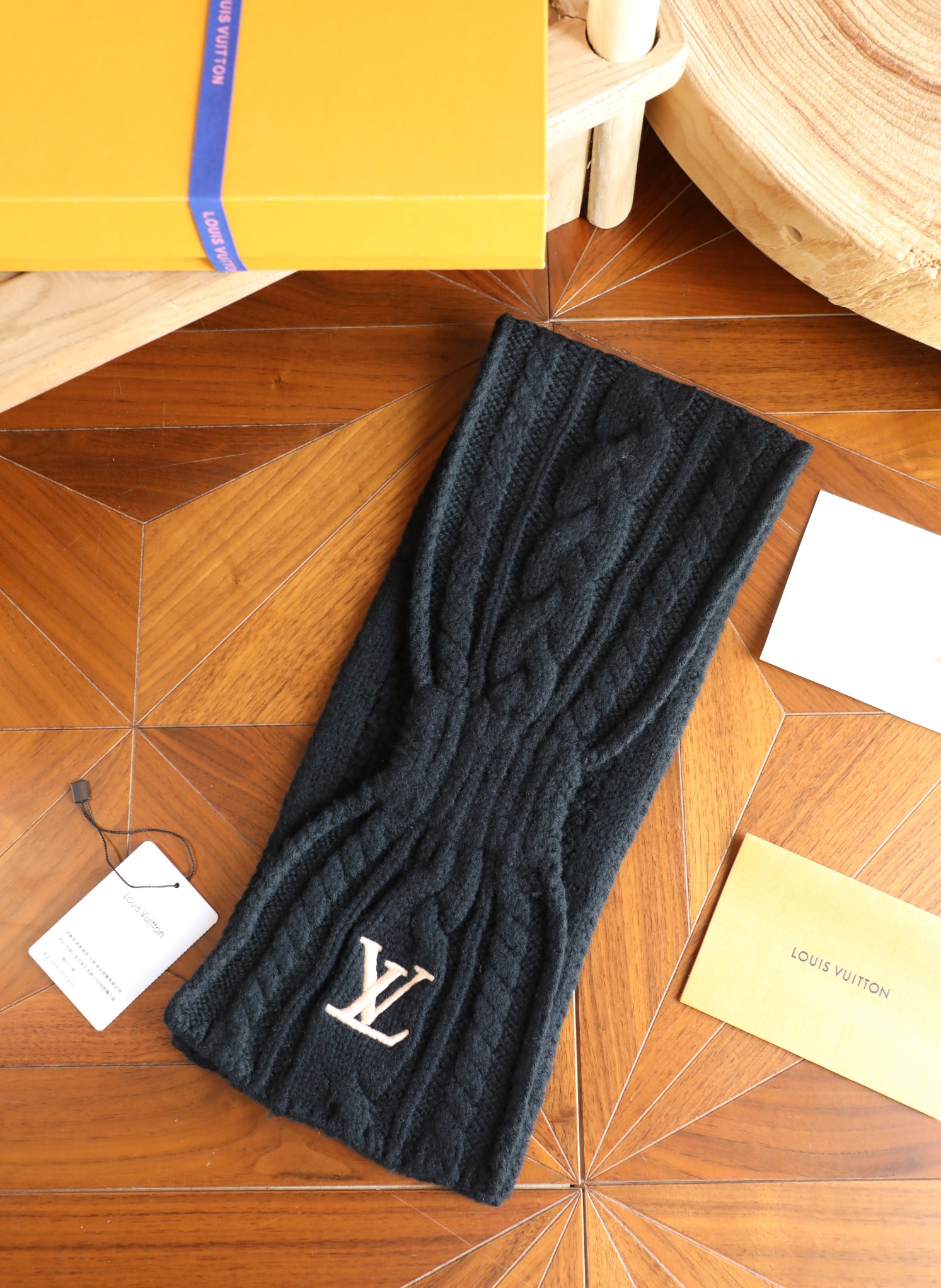 Louis Vuitton L 针织小围巾
