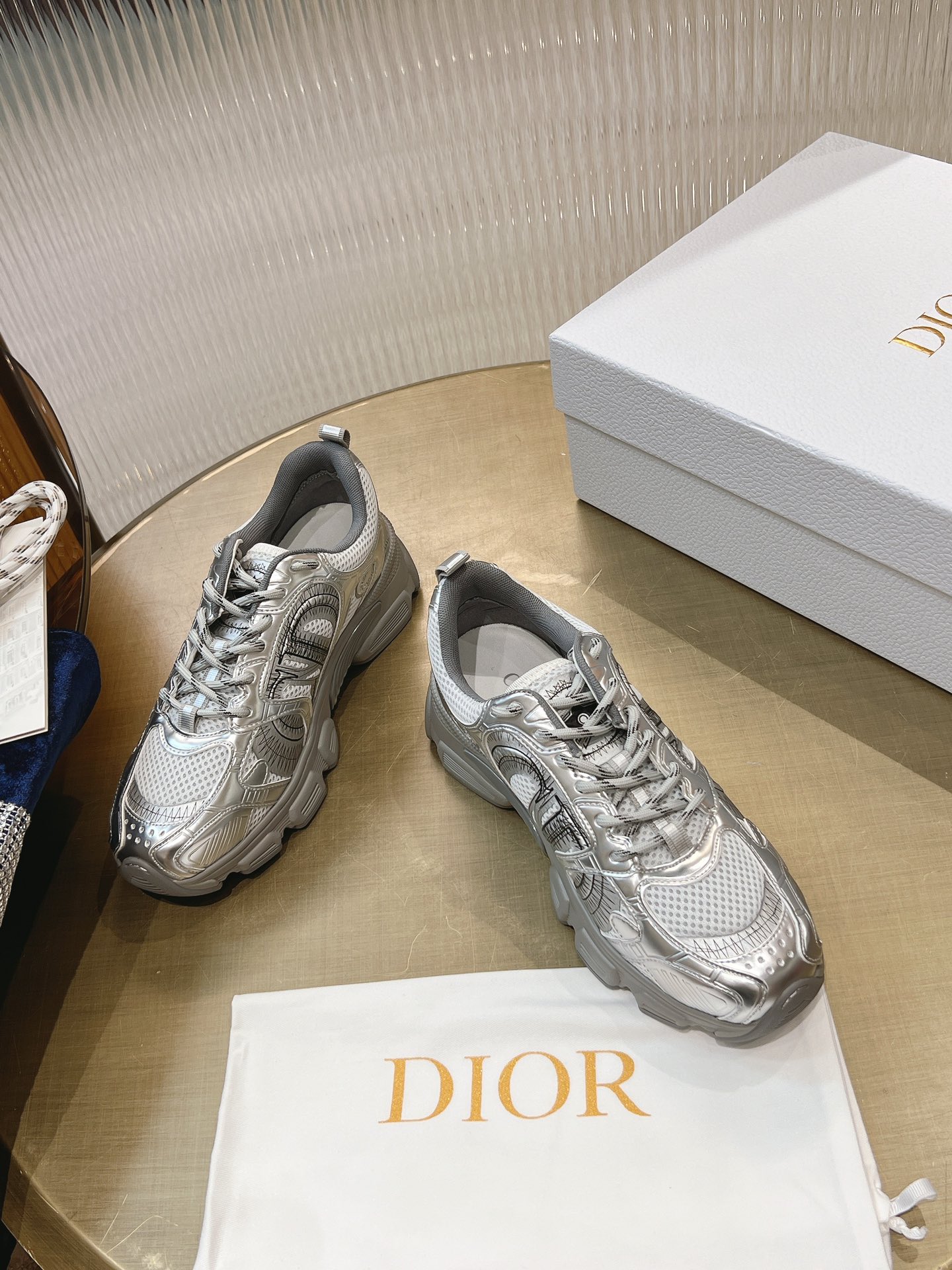 出370 最新爆款 明星款2024主推爆品 全新发售的迪奥 Dior Chrono 新款休闲运动鞋跑鞋老爹鞋 真的酷毙了，未来感十足!真的好飒！再次演绎了迪奥酷时尚的理念，幸运星为你加持好运，全新的EVA鞋底超轻超软!原版完美复刻！全对版材质 模具！！35-40