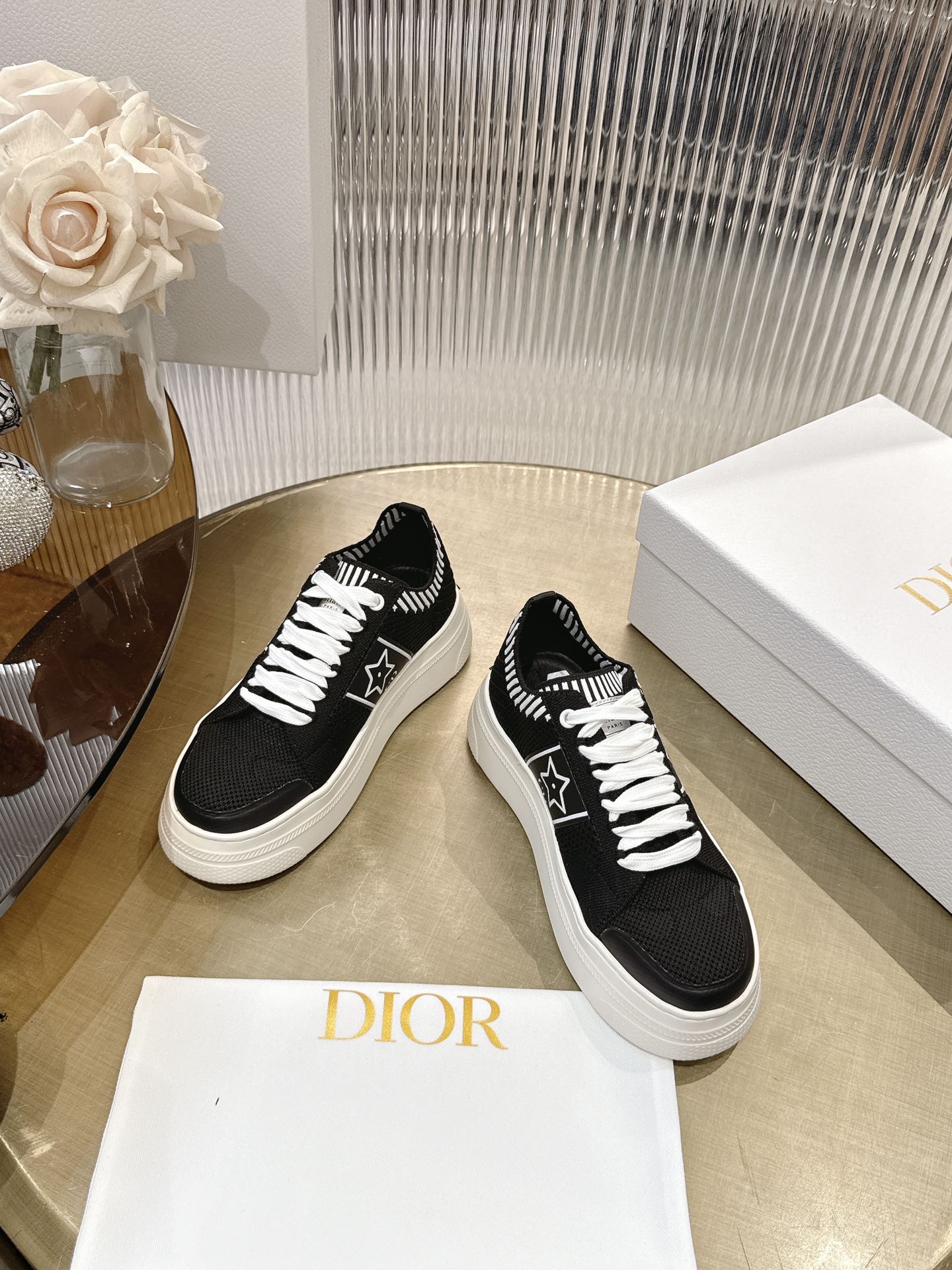 NO:407191,(Top version) (Thin sole, thick sole) Dior 25 Spring and Summer Star sneakers are classic items, with a unique design. They are carefully crafted from white mesh fabric, with black CD logo and star pattern on the sides, and the tongue is embellished with Christian Dior Paris logo. Paired with a classic light sole, light and comfortable, suitable for all seasons, it can be matched with various casual styles to add the finishing touch. Main tech fabric Lining technology fabric, cowhide leather The tongue is embellished with Christian Dior Paris logo on the sides The side is embellished with CD logo and star pattern on the rubber sole is embellished with Christian Dior lucky star symbol  The upper adopts elastic technology mesh, lightweight and breathable, and uses parameterized weaving technology to increase density in key stress areas and improve support. Calfskin trim selected Italian tanned leather, matte treatment, presenting a delicate matte texture. Double density foam midsole, upper soft memory foam fits the foot shape, lower high rebound EVA provides continuous cushioning Size 35-40 sizes, casual shoes/sports shoes, dior, dior, sneakers, cowhide19860909（顶级版本） (薄底款,厚底款) Dior 迪奥25春夏意Star 运动鞋为经典单品,经久不衰的设计别具一格.采用白色网眼织物精心制作,侧面饰以黑色 CD 标志和星星图案,鞋舌点缀以 Christian Dior Paris 标志.搭配经典轻薄鞋底,轻盈舒适,四季皆宜,可与各式休闲造型搭配,增添点睛之笔. 主体科技面料 里料科技面料,牛皮革 鞋舌饰以 Christian Dior Paris 标志 侧面饰以 CD 标志和星星图案 橡胶鞋底饰以 Christian Dior 的幸运星符号 鞋面采用弹力科技网布,轻质透气,采用参数化编织工艺,在关键受力区域增加密度,提升支撑性 ,小牛皮镶边精选意大利鞣制皮革,经过哑光处理,呈现细腻的雾面质感  双密度泡棉中底,上层柔软记忆棉贴合足型,下层高回弹EVA提供持续缓震  码数35-40 码,休闲鞋/运动鞋,dior,dior,sneakers,cowhide,Women's Shoes