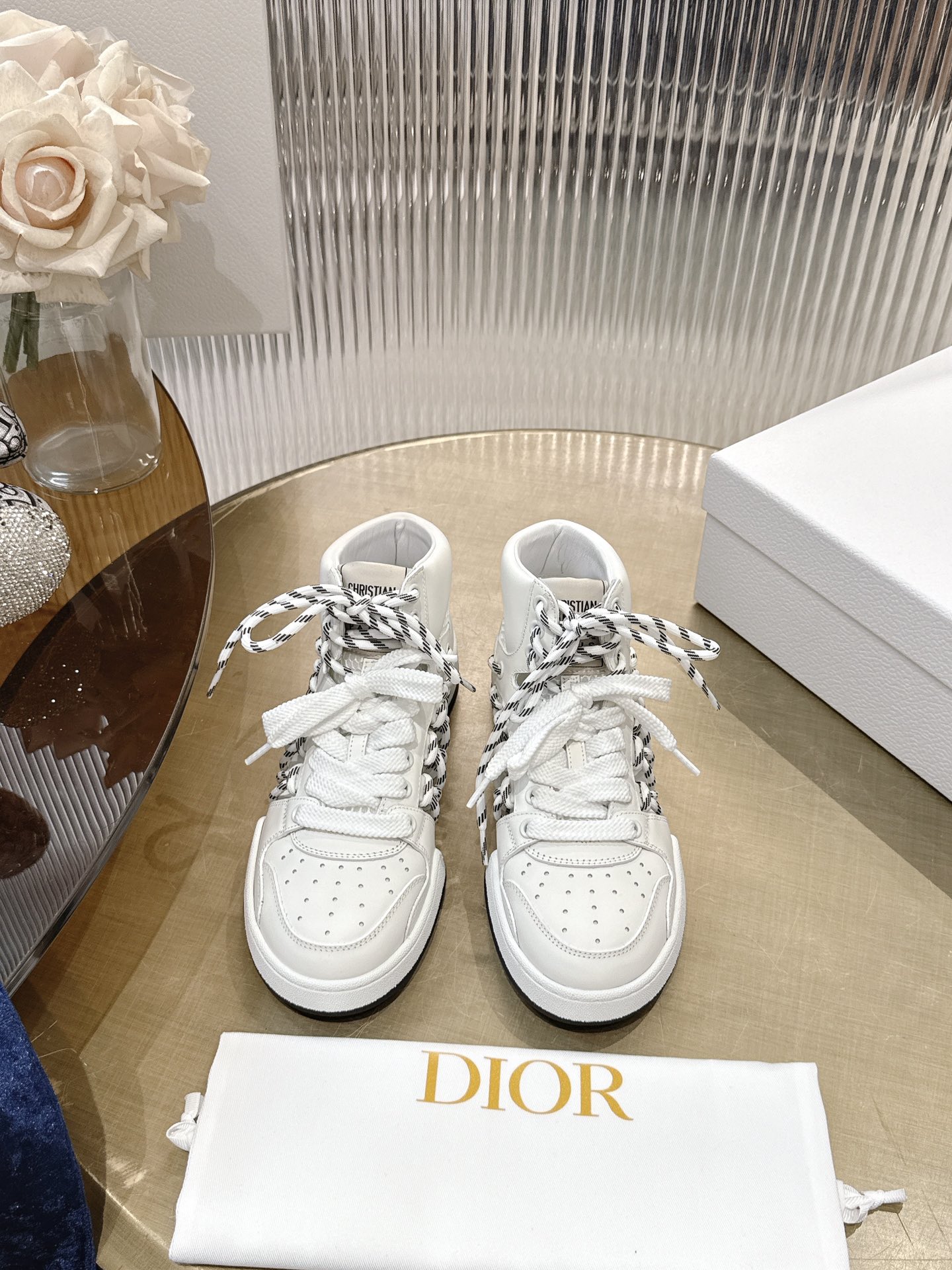 NO:407195,(Top version) Couple model Dior, C’est 25 new college style casual and fashionable high-top sneakers show a striking and fashionable style. Carefully crafted, the hollowed-out design style on the upper side is super fashionable, and the details also add a touch of elegant temperament. The light two-color sole is extremely comfortable and shows the charm of sports style. It can add fashionable temperament to various casual styles. The tongue and sole are decorated with the Christian Paris logo, Niu Jing with cowhide design style Women's size 35-44, casual shoes/sports shoes, dior, dior, sneakers, cowhide19860909（顶级版本） 情侣款 迪奥Dior、C ‘ est 25新款学院风休闲时尚高帮运动鞋 彰显醒目而时尚的风范.精心制作,鞋面侧边镂空设计风格搭配超级时尚,细节也增添一丝优雅气质.轻盈的双色 鞋底舒适非凡,彰显运动风格的魅力.可为各式休闲造型增添时尚气质. 鞋舌和鞋底饰以 Christian Paris 标志,牛京搭配牛皮设计风格 女码35-44,休闲鞋/运动鞋,dior,dior,sneakers,cowhide,Women's Shoes