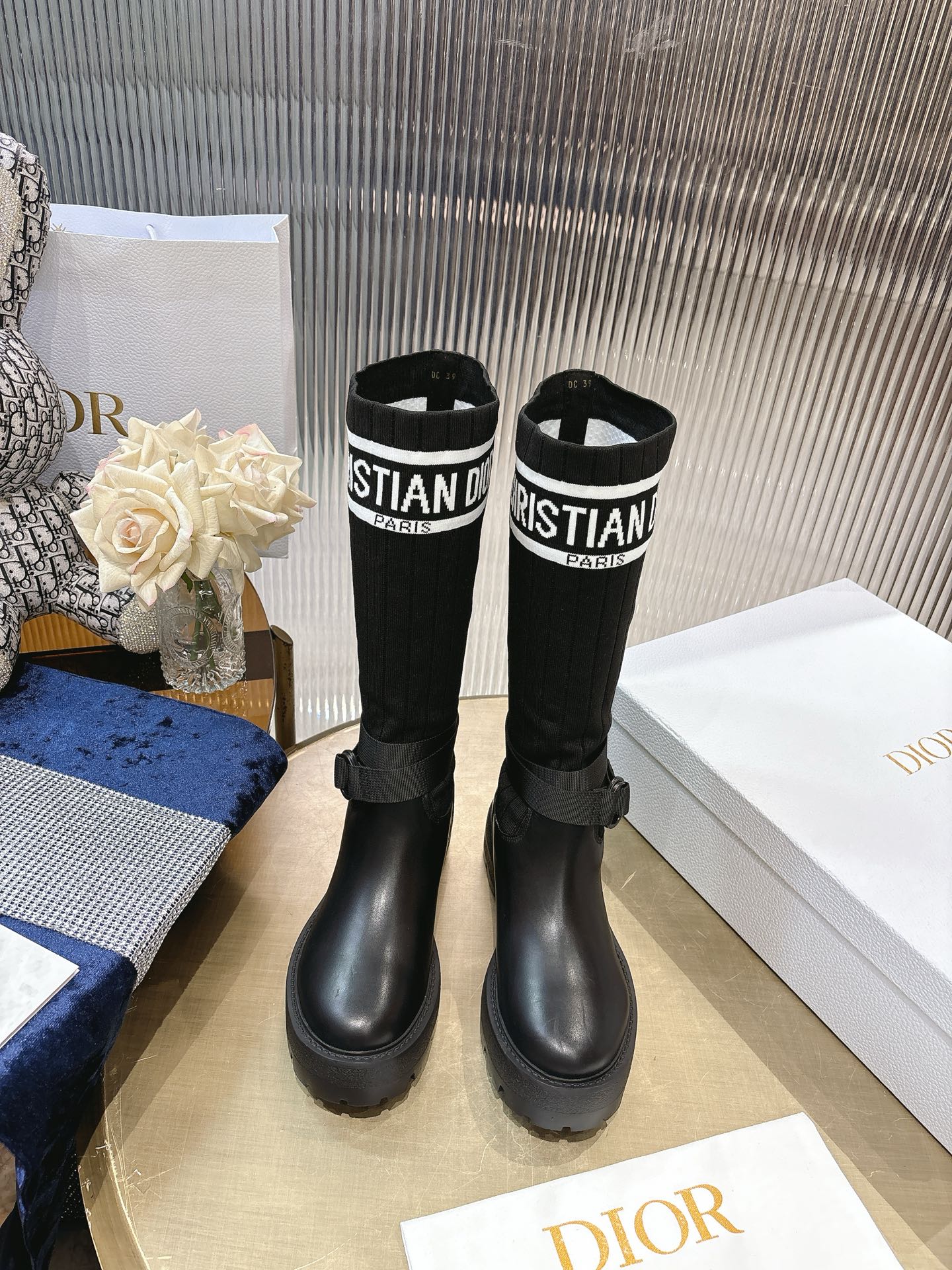 NO:577440,The highest version of Djia D'ao CD autumn and winter boots, retro work boots, easy to wear, good-looking and handsome. Material: imported calfskin upper spliced with the latest imported technology electric embroidery fabric (not ordinary fly woven fabrics on the market) + water-dyed cowhide lining (not sheepskin lining on the market) + original molded TPU outsole + original molded letter buckle + counter's latest original box packaging Heel height: 3CM  Size: 35-40, boots, dior, boots, cowhide, sheepskin19860909最高版本 D家D奥CD 秋冬靴复古工装靴 一脚蹬 好穿好看又帅气 材质鞋面进口小牛皮拼接最新进口科技电绣面料(非市面普通飞织面料)+水染牛皮内里垫脚（非市面羊皮内里）+原版开模TPU大底+原版开模字母扣+专柜最新原盒包装跟高:3CM 码数:35-40,靴子,dior,boots,cowhide,sheepskin,Women's Shoes