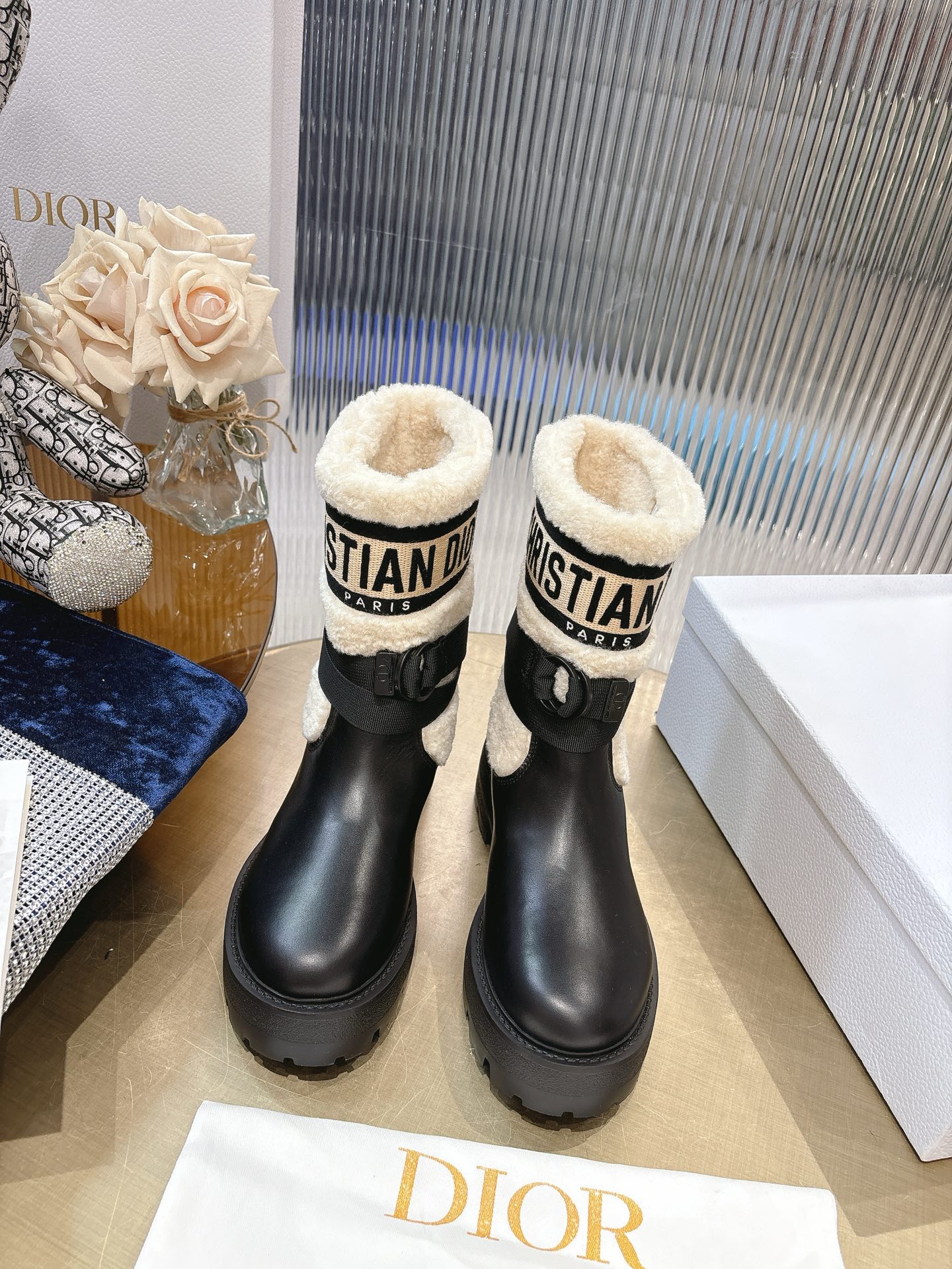 NO:630707,The highest version of Djia D'ao CD autumn and winter boots, retro work boots, easy to wear, good-looking and handsome. Material: imported calfskin upper spliced with the latest imported technology electric embroidery fabric (not ordinary fly woven fabrics on the market) + water-dyed cowhide lining (not sheepskin lining on the market) + original molded TPU outsole + original molded letter buckle + counter's latest original box packaging Heel height: 3CM  Size: 35-40, boots, dior, boots, cowhide, sheepskin19860909最高版本 D家D奥CD 秋冬靴复古工装靴 一脚蹬 好穿好看又帅气 材质鞋面进口小牛皮拼接最新进口科技电绣面料(非市面普通飞织面料)+水染牛皮内里垫脚（非市面羊皮内里）+原版开模TPU大底+原版开模字母扣+专柜最新原盒包装跟高:3CM 码数:35-40,靴子,dior,boots,cowhide,sheepskin,Women's Shoes