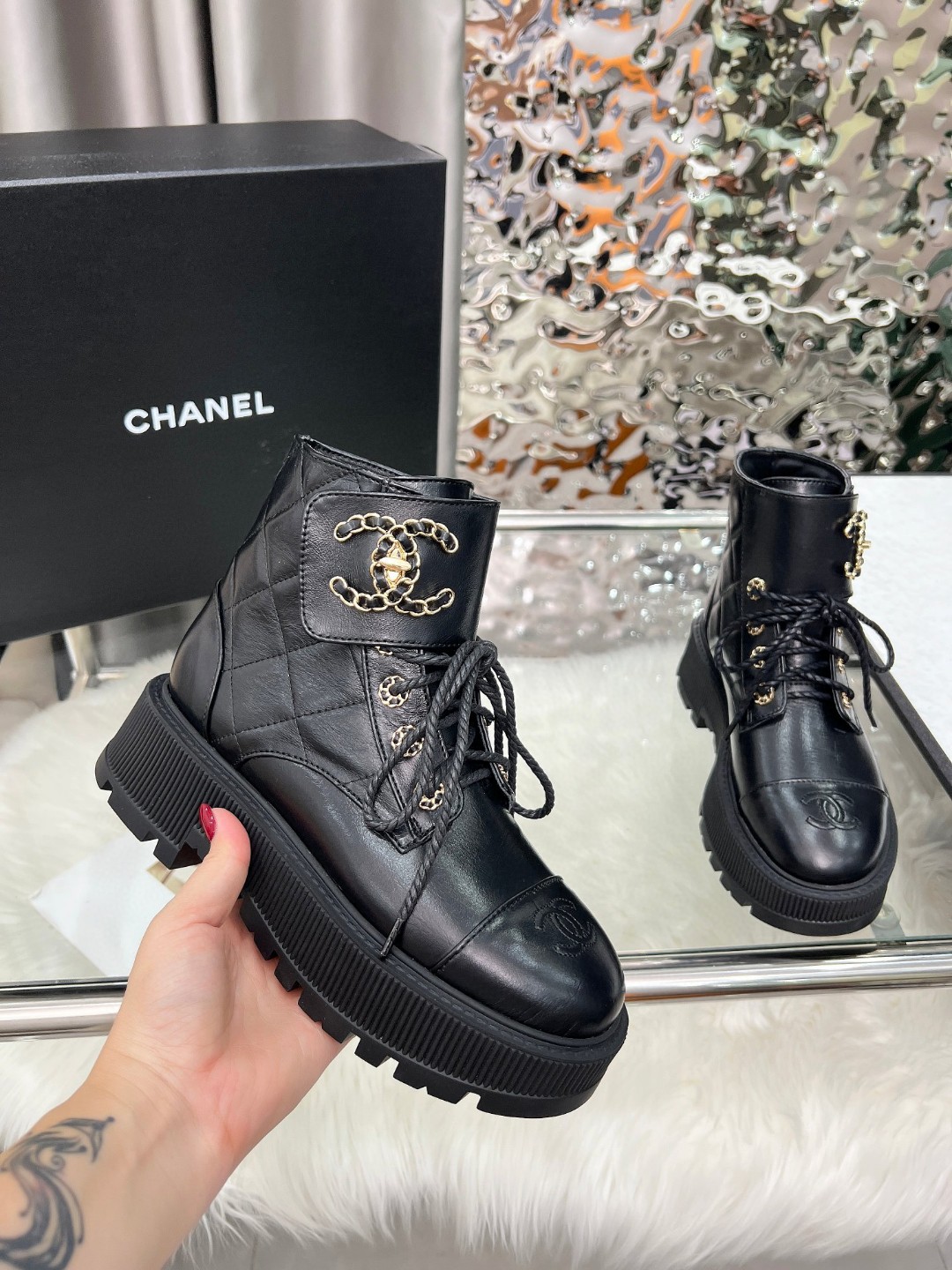 NO:536702,2025 Chanel autumn and winter new style, top catwalk model exclusive custom (high-end version) boot barrel double C leather buckle, fabric oil wax leather material; inner sheepskin; molded large sole, bottom thickness 6 cm, black and white, full set of packaging, size 35--41, (41 customized face return and exchange), boots, chanel, boots, sheepskin198609092025香奈尔秋冬新款,顶级走秀款独家订制（高版本）靴筒双C皮扣,面料油腊皮材料；内里羊皮；成型大底,底厚6厘米,黑 白 两色配全套包装,码数35--41,（41定做面退换）,靴子,chanel,boots,sheepskin,Women's Shoes