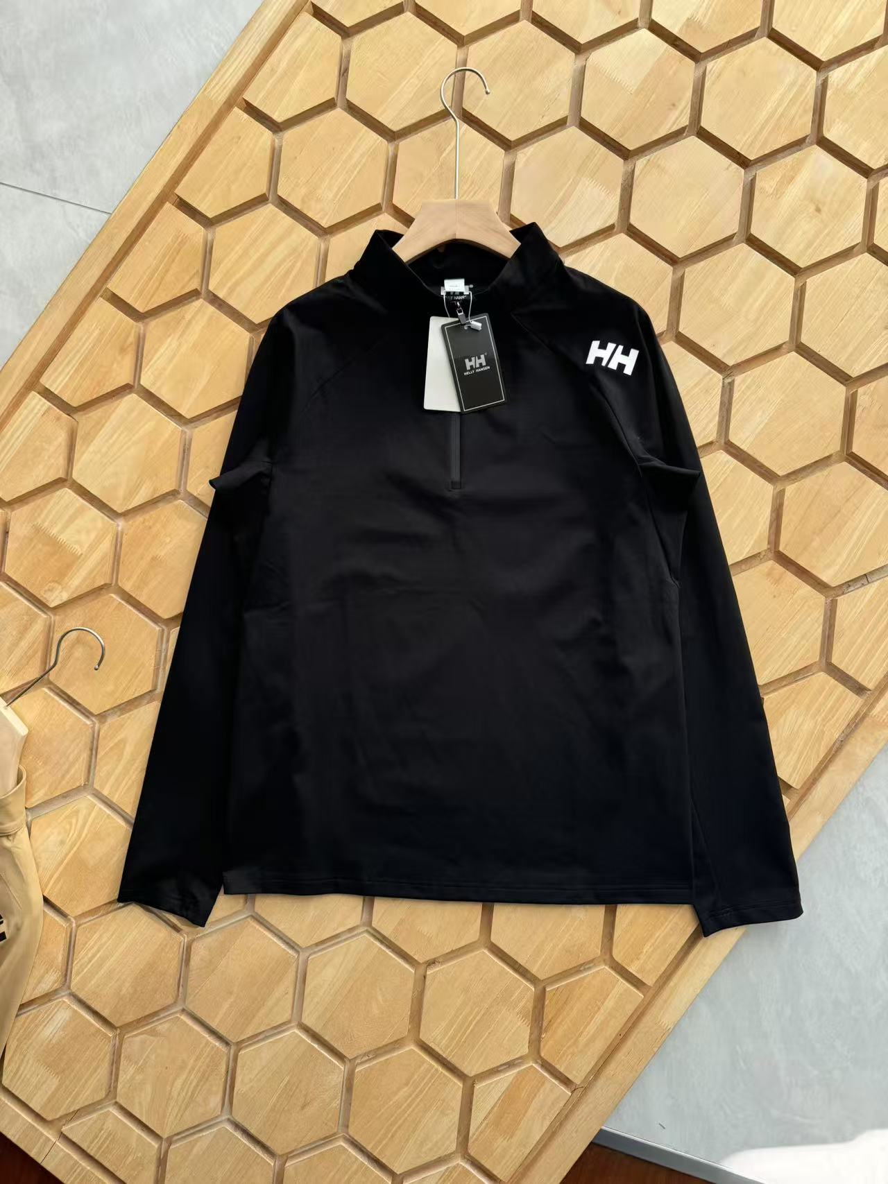 供货价:80💰『常熟热销篇章』顶级贸易货,工厂1:1定制,原包装+原吊牌
重磅来袭!hh/海丽汉森25秋季新品男士半拉链运动功能长袖T恤,纯色色系打造出极具特色与版型的上身效果,在日常,晨跑 ,健身,都可穿着!同时在穿搭上 ,给予视觉休闲范 !非常完美,衣领的防风设计,结合半拉链门禁,采用涤氨双面针织空气层面料制作,多处拼接三角裁剪,颈部活动自由,而不影响版型的挺括,半拉链设计,肩部的压胶LOGO采用硅胶材质。袖口可有效包裹手腕,防风 可插手式细节点缀,保护手部不受运动时带来影响。
无论是野外露营、出街休闲还是平时通勤、居家运动、夜跑等都有很好的表现。时尚穿搭也是很好的选择!
颜色:黑色  灰白色。卡其色
尺码:M-4xl