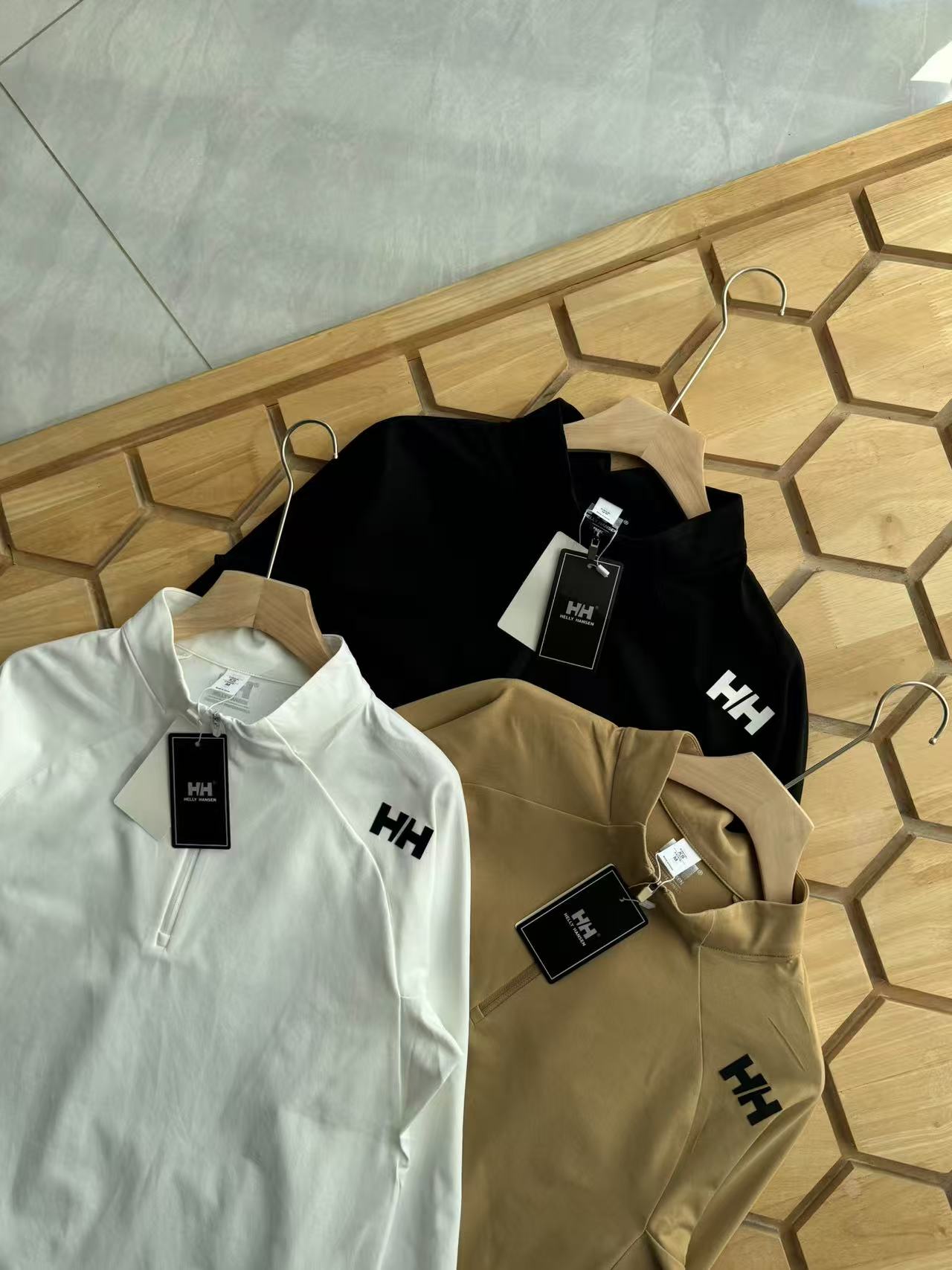 供货价:80💰『常熟热销篇章』顶级贸易货,工厂1:1定制,原包装+原吊牌
重磅来袭!hh/海丽汉森25秋季新品男士半拉链运动功能长袖T恤,纯色色系打造出极具特色与版型的上身效果,在日常,晨跑 ,健身,都可穿着!同时在穿搭上 ,给予视觉休闲范 !非常完美,衣领的防风设计,结合半拉链门禁,采用涤氨双面针织空气层面料制作,多处拼接三角裁剪,颈部活动自由,而不影响版型的挺括,半拉链设计,肩部的压胶LOGO采用硅胶材质。袖口可有效包裹手腕,防风 可插手式细节点缀,保护手部不受运动时带来影响。
无论是野外露营、出街休闲还是平时通勤、居家运动、夜跑等都有很好的表现。时尚穿搭也是很好的选择!
颜色:黑色  灰白色。卡其色
尺码:M-4xl