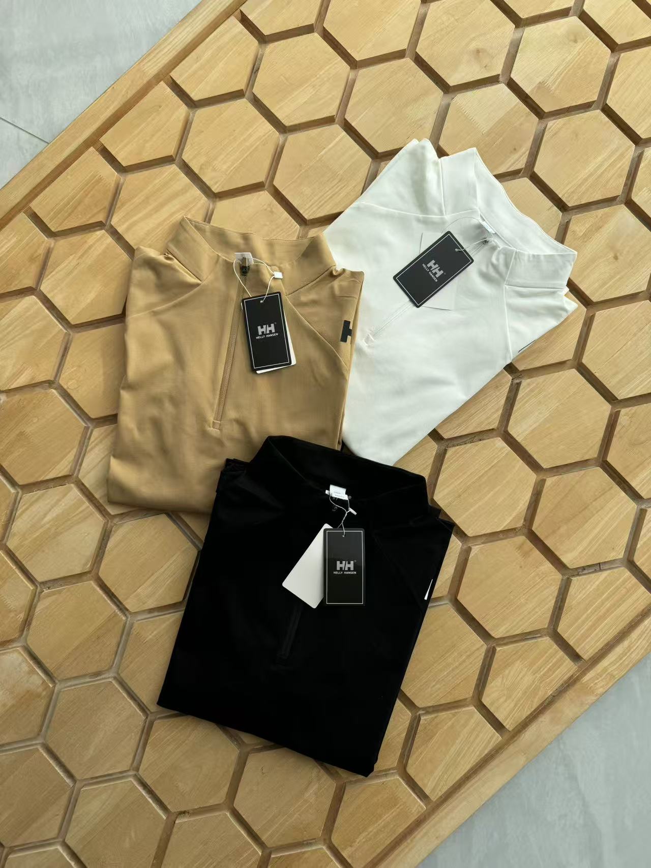 供货价:80💰『常熟热销篇章』顶级贸易货,工厂1:1定制,原包装+原吊牌
重磅来袭!hh/海丽汉森25秋季新品男士半拉链运动功能长袖T恤,纯色色系打造出极具特色与版型的上身效果,在日常,晨跑 ,健身,都可穿着!同时在穿搭上 ,给予视觉休闲范 !非常完美,衣领的防风设计,结合半拉链门禁,采用涤氨双面针织空气层面料制作,多处拼接三角裁剪,颈部活动自由,而不影响版型的挺括,半拉链设计,肩部的压胶LOGO采用硅胶材质。袖口可有效包裹手腕,防风 可插手式细节点缀,保护手部不受运动时带来影响。
无论是野外露营、出街休闲还是平时通勤、居家运动、夜跑等都有很好的表现。时尚穿搭也是很好的选择!
颜色:黑色  灰白色。卡其色
尺码:M-4xl