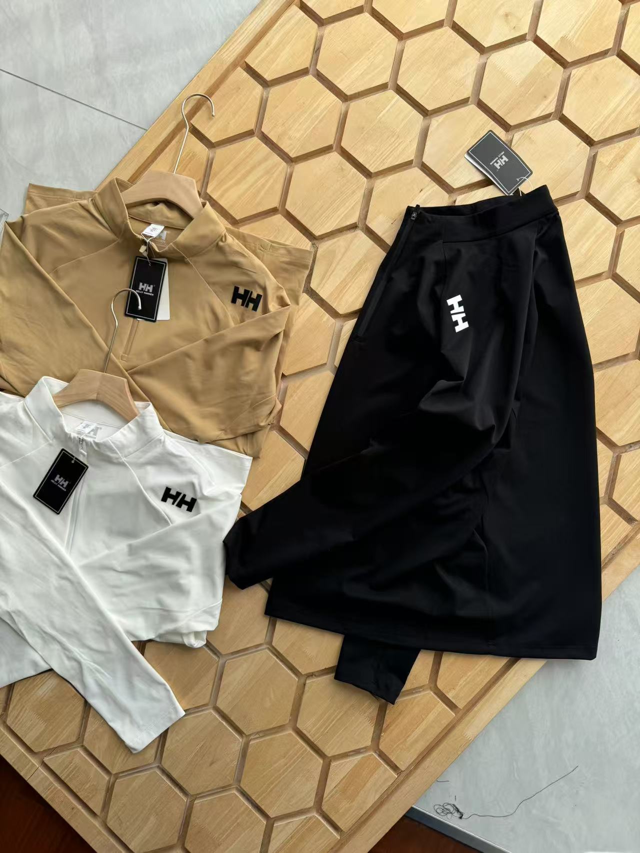 供货价:80💰『常熟热销篇章』顶级贸易货,工厂1:1定制,原包装+原吊牌
重磅来袭!hh/海丽汉森25秋季新品男士半拉链运动功能长袖T恤,纯色色系打造出极具特色与版型的上身效果,在日常,晨跑 ,健身,都可穿着!同时在穿搭上 ,给予视觉休闲范 !非常完美,衣领的防风设计,结合半拉链门禁,采用涤氨双面针织空气层面料制作,多处拼接三角裁剪,颈部活动自由,而不影响版型的挺括,半拉链设计,肩部的压胶LOGO采用硅胶材质。袖口可有效包裹手腕,防风 可插手式细节点缀,保护手部不受运动时带来影响。
无论是野外露营、出街休闲还是平时通勤、居家运动、夜跑等都有很好的表现。时尚穿搭也是很好的选择!
颜色:黑色  灰白色。卡其色
尺码:M-4xl