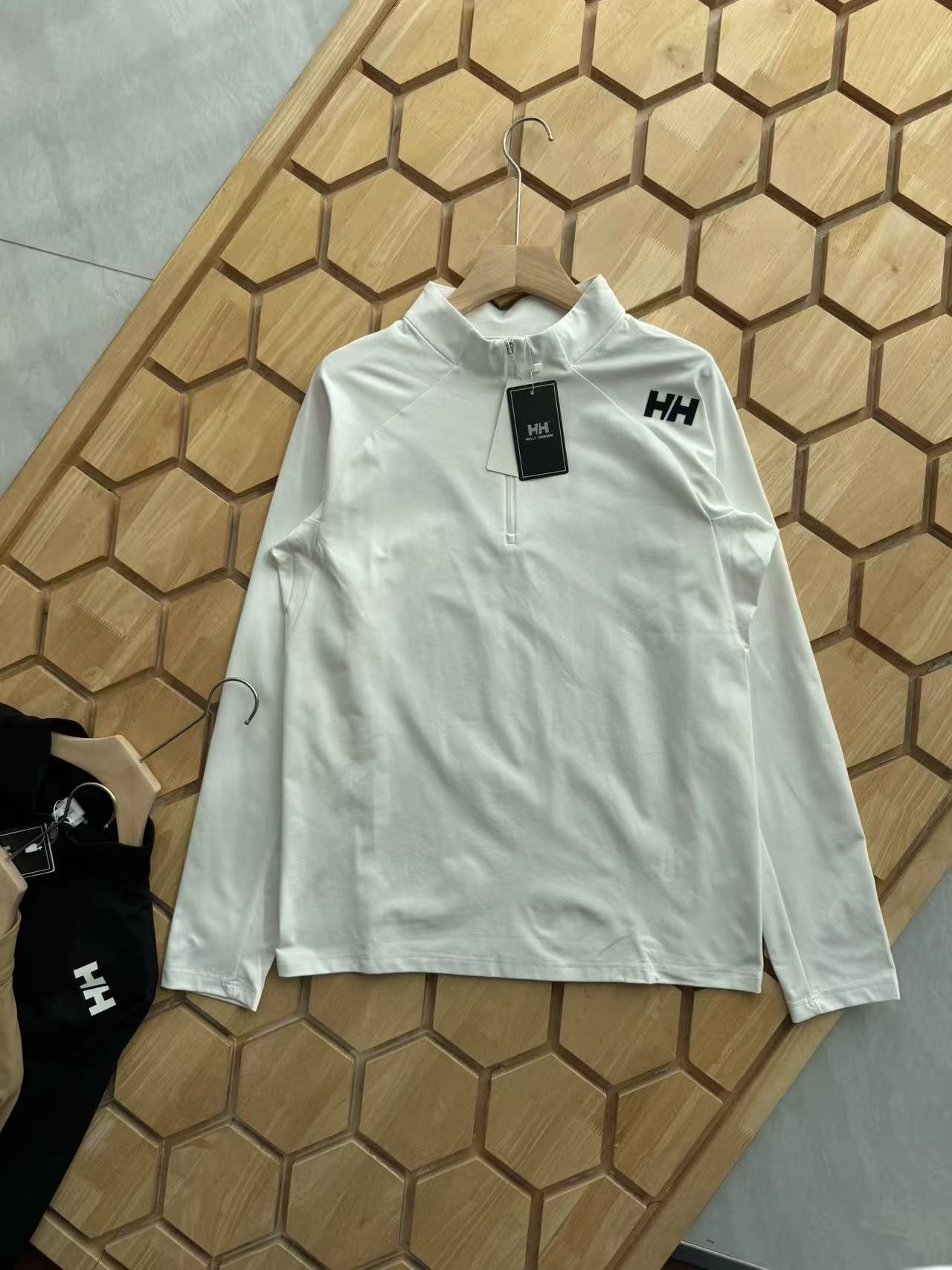 供货价:80💰『常熟热销篇章』顶级贸易货,工厂1:1定制,原包装+原吊牌
重磅来袭!hh/海丽汉森25秋季新品男士半拉链运动功能长袖T恤,纯色色系打造出极具特色与版型的上身效果,在日常,晨跑 ,健身,都可穿着!同时在穿搭上 ,给予视觉休闲范 !非常完美,衣领的防风设计,结合半拉链门禁,采用涤氨双面针织空气层面料制作,多处拼接三角裁剪,颈部活动自由,而不影响版型的挺括,半拉链设计,肩部的压胶LOGO采用硅胶材质。袖口可有效包裹手腕,防风 可插手式细节点缀,保护手部不受运动时带来影响。
无论是野外露营、出街休闲还是平时通勤、居家运动、夜跑等都有很好的表现。时尚穿搭也是很好的选择!
颜色:黑色  灰白色。卡其色
尺码:M-4xl