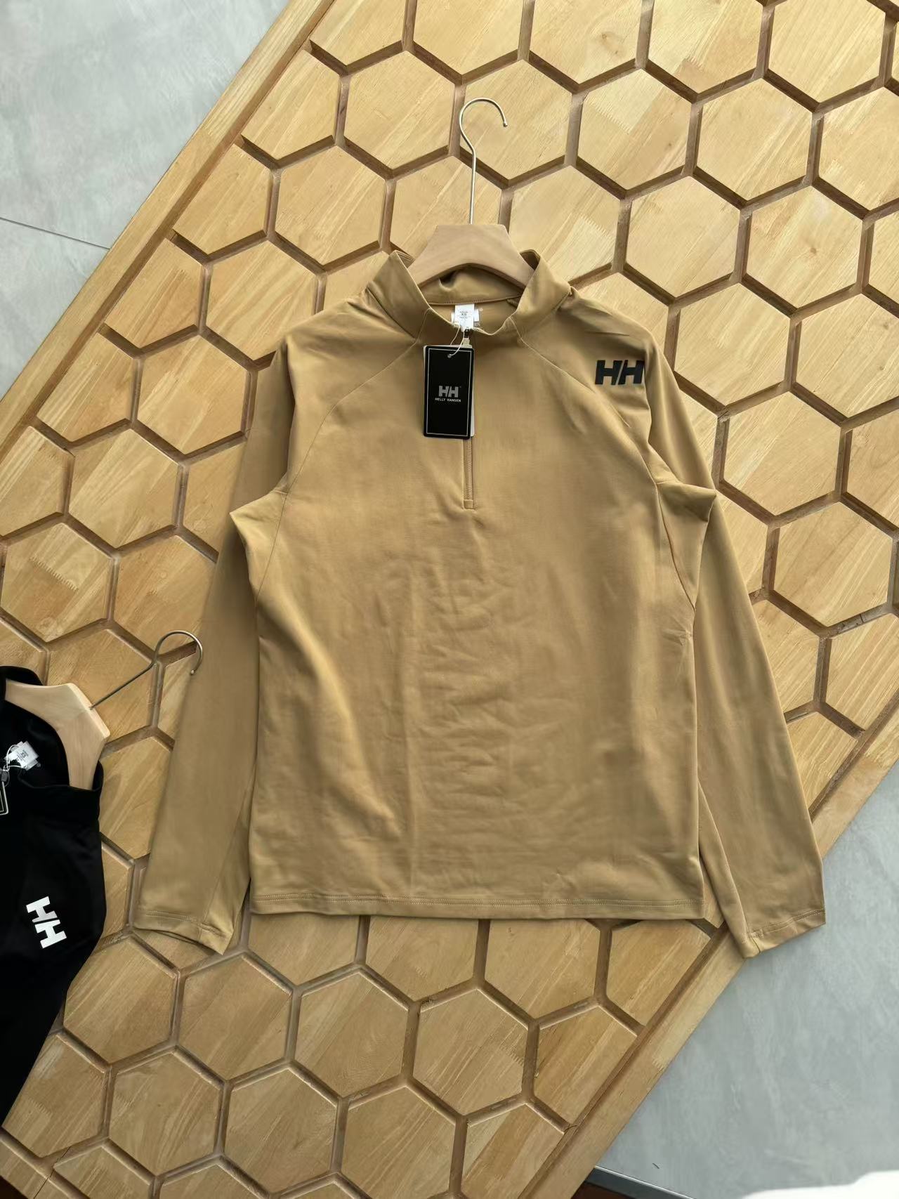 供货价:80💰『常熟热销篇章』顶级贸易货,工厂1:1定制,原包装+原吊牌
重磅来袭!hh/海丽汉森25秋季新品男士半拉链运动功能长袖T恤,纯色色系打造出极具特色与版型的上身效果,在日常,晨跑 ,健身,都可穿着!同时在穿搭上 ,给予视觉休闲范 !非常完美,衣领的防风设计,结合半拉链门禁,采用涤氨双面针织空气层面料制作,多处拼接三角裁剪,颈部活动自由,而不影响版型的挺括,半拉链设计,肩部的压胶LOGO采用硅胶材质。袖口可有效包裹手腕,防风 可插手式细节点缀,保护手部不受运动时带来影响。
无论是野外露营、出街休闲还是平时通勤、居家运动、夜跑等都有很好的表现。时尚穿搭也是很好的选择!
颜色:黑色  灰白色。卡其色
尺码:M-4xl