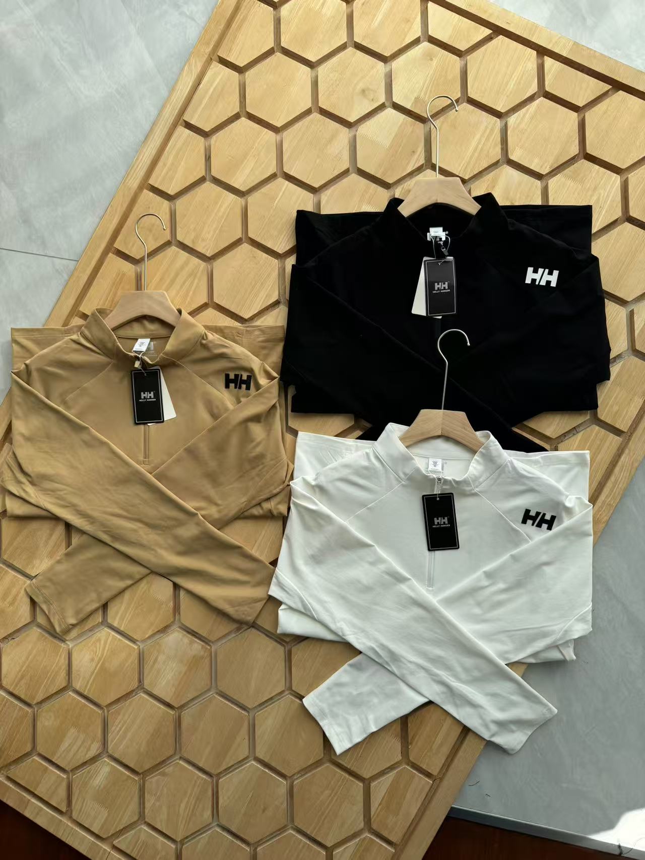 供货价:80💰『常熟热销篇章』顶级贸易货,工厂1:1定制,原包装+原吊牌
重磅来袭!hh/海丽汉森25秋季新品男士半拉链运动功能长袖T恤,纯色色系打造出极具特色与版型的上身效果,在日常,晨跑 ,健身,都可穿着!同时在穿搭上 ,给予视觉休闲范 !非常完美,衣领的防风设计,结合半拉链门禁,采用涤氨双面针织空气层面料制作,多处拼接三角裁剪,颈部活动自由,而不影响版型的挺括,半拉链设计,肩部的压胶LOGO采用硅胶材质。袖口可有效包裹手腕,防风 可插手式细节点缀,保护手部不受运动时带来影响。
无论是野外露营、出街休闲还是平时通勤、居家运动、夜跑等都有很好的表现。时尚穿搭也是很好的选择!
颜色:黑色  灰白色。卡其色
尺码:M-4xl