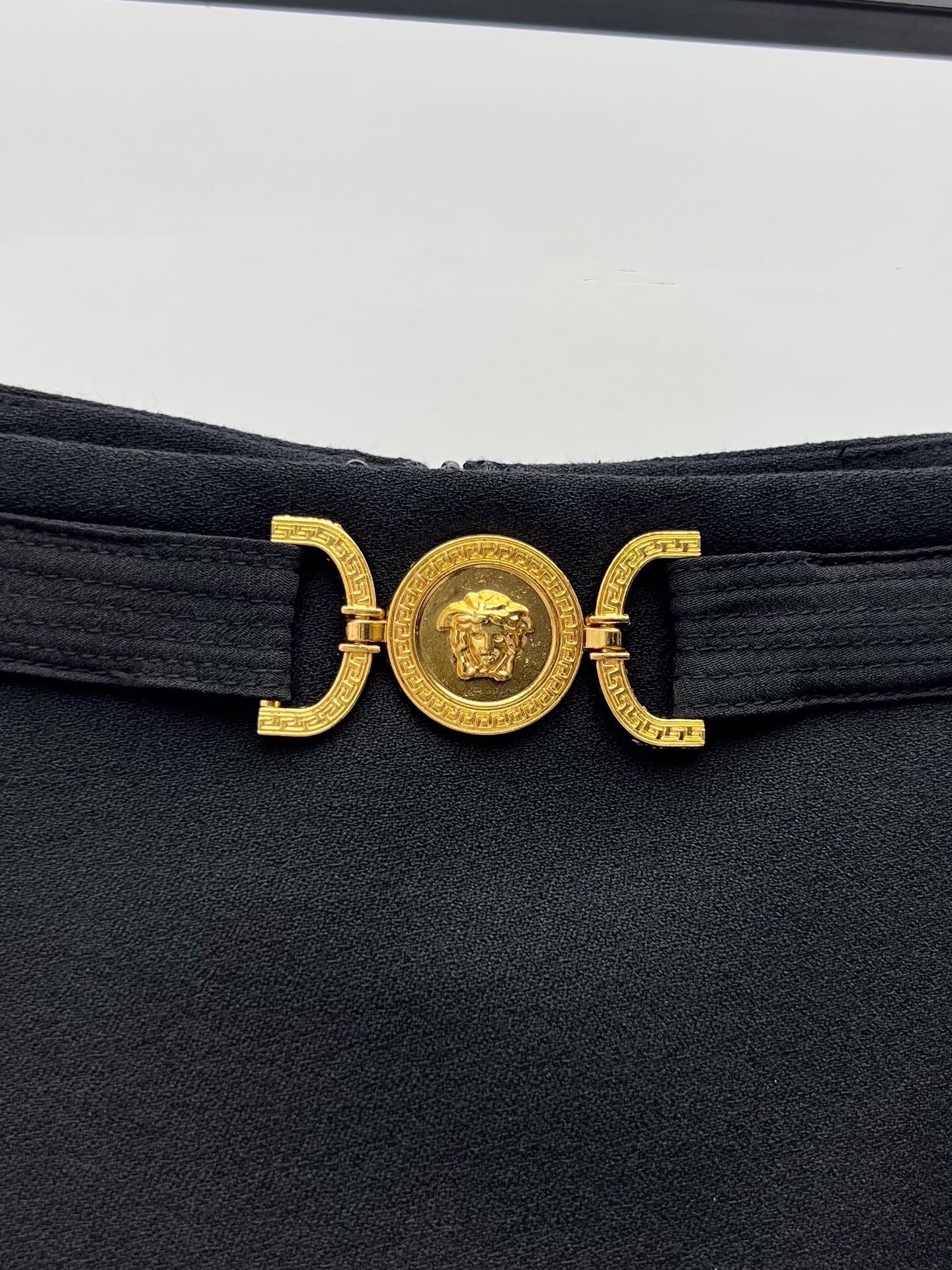 Luxurious Versace Single-Size Female Suit with Medusa Metal Details and Wool Fabric - 图片 4