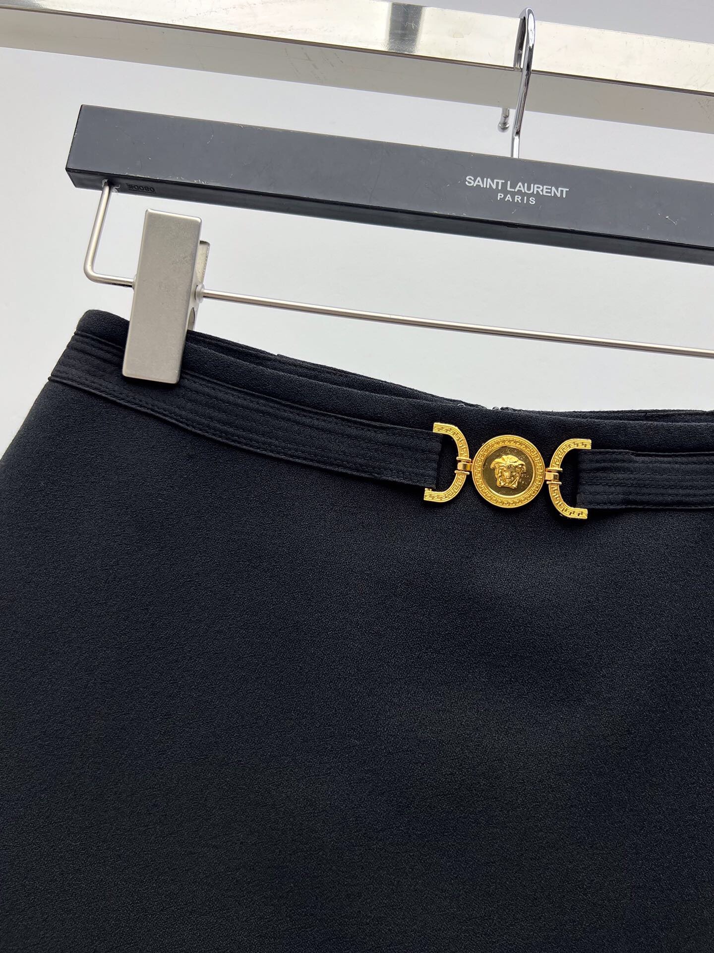 Luxurious Versace Single-Size Female Suit with Medusa Metal Details and Wool Fabric - 图片 3