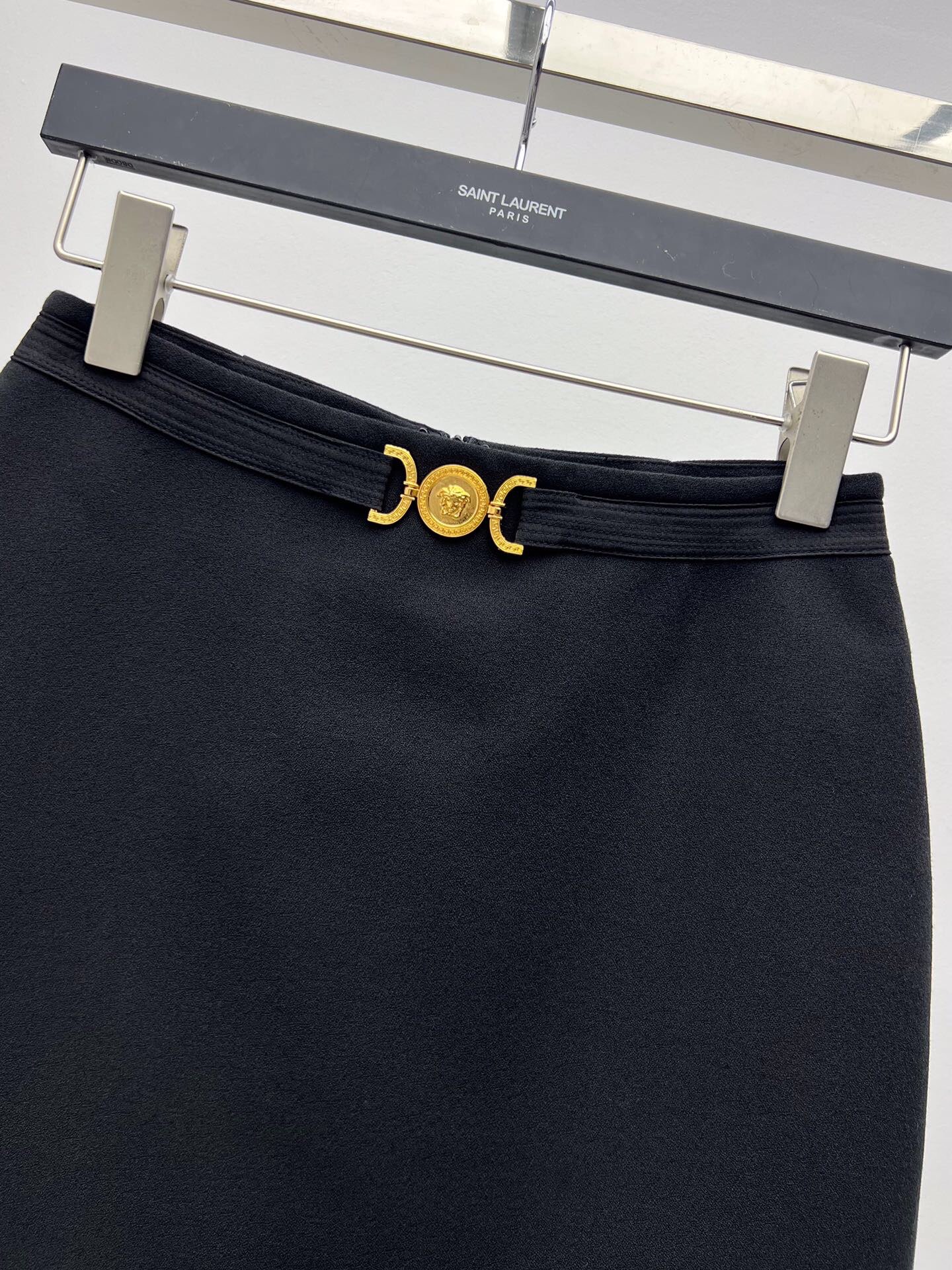 Luxurious Versace Single-Size Female Suit with Medusa Metal Details and Wool Fabric - 图片 2