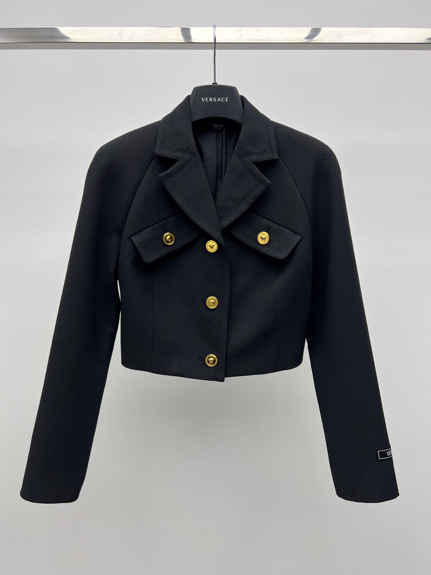 Luxury Single-Rate Female Suit with Medusa King Buttons and Gold Accents - 图片 1