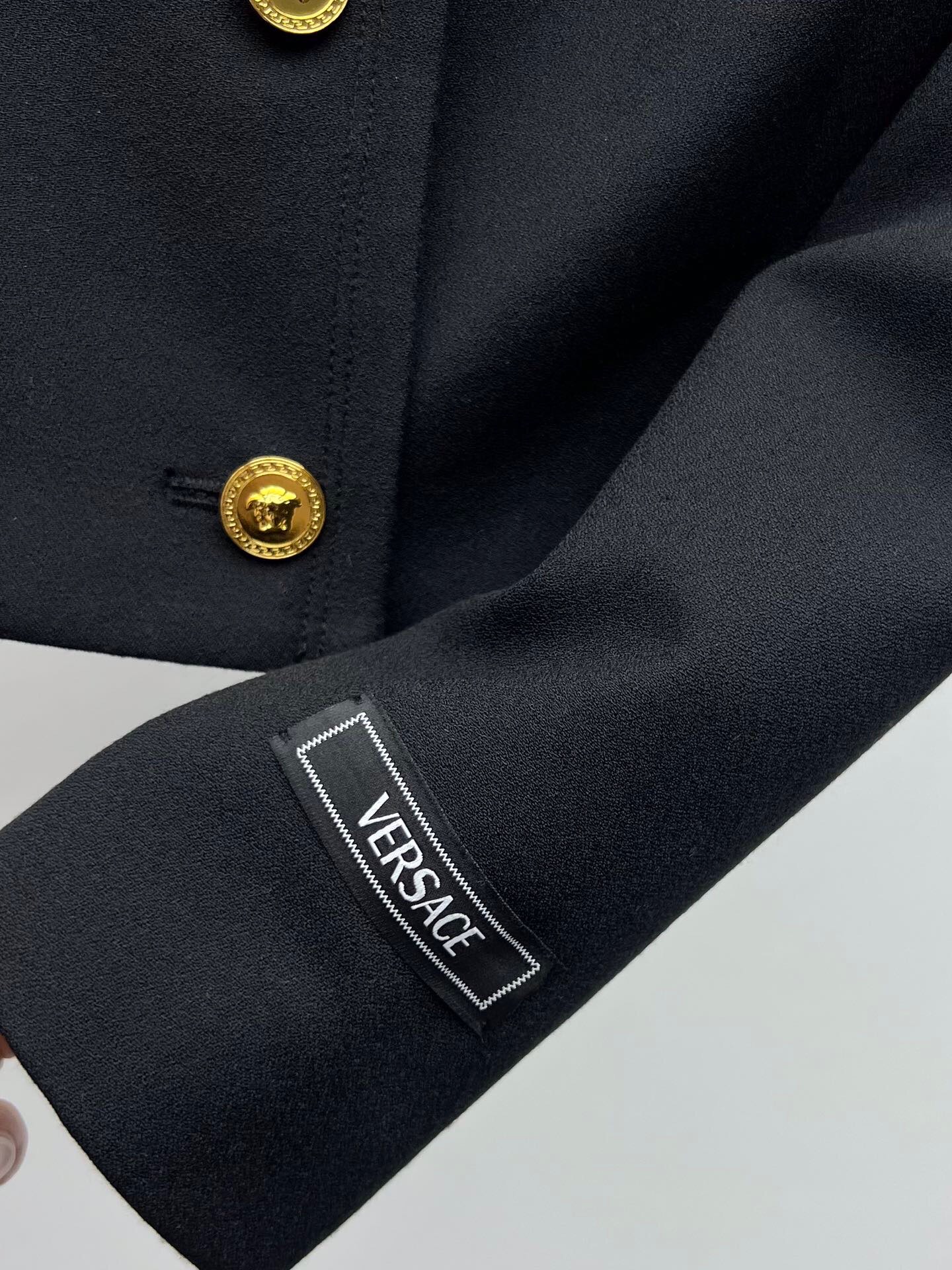 Luxury Single-Rate Female Suit with Medusa King Buttons and Gold Accents - 图片 5
