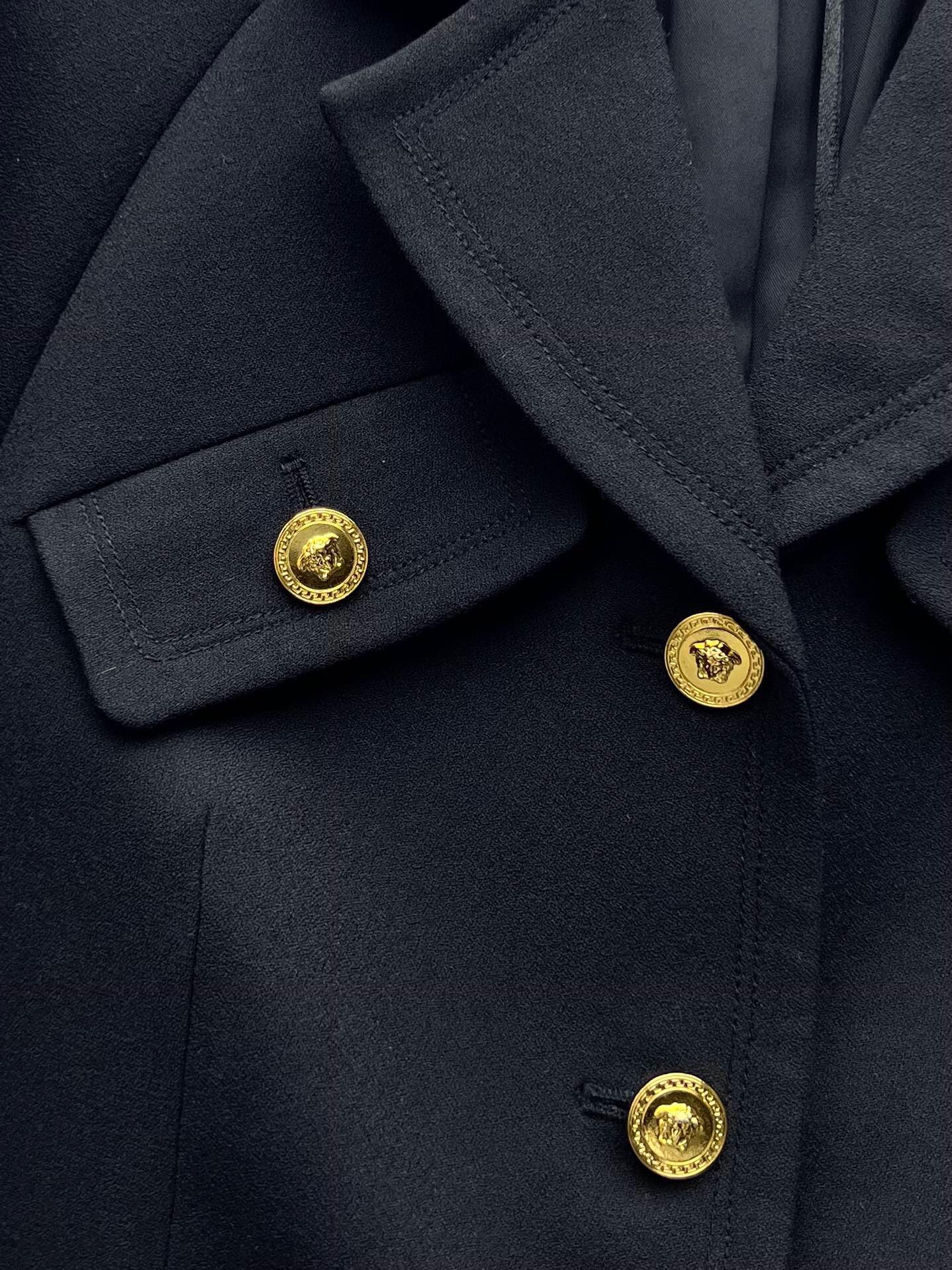 Luxury Single-Rate Female Suit with Medusa King Buttons and Gold Accents - 图片 4
