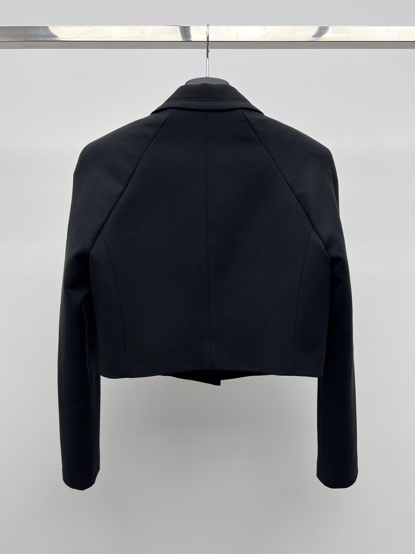 Luxury Single-Rate Female Suit with Medusa King Buttons and Gold Accents - 图片 6