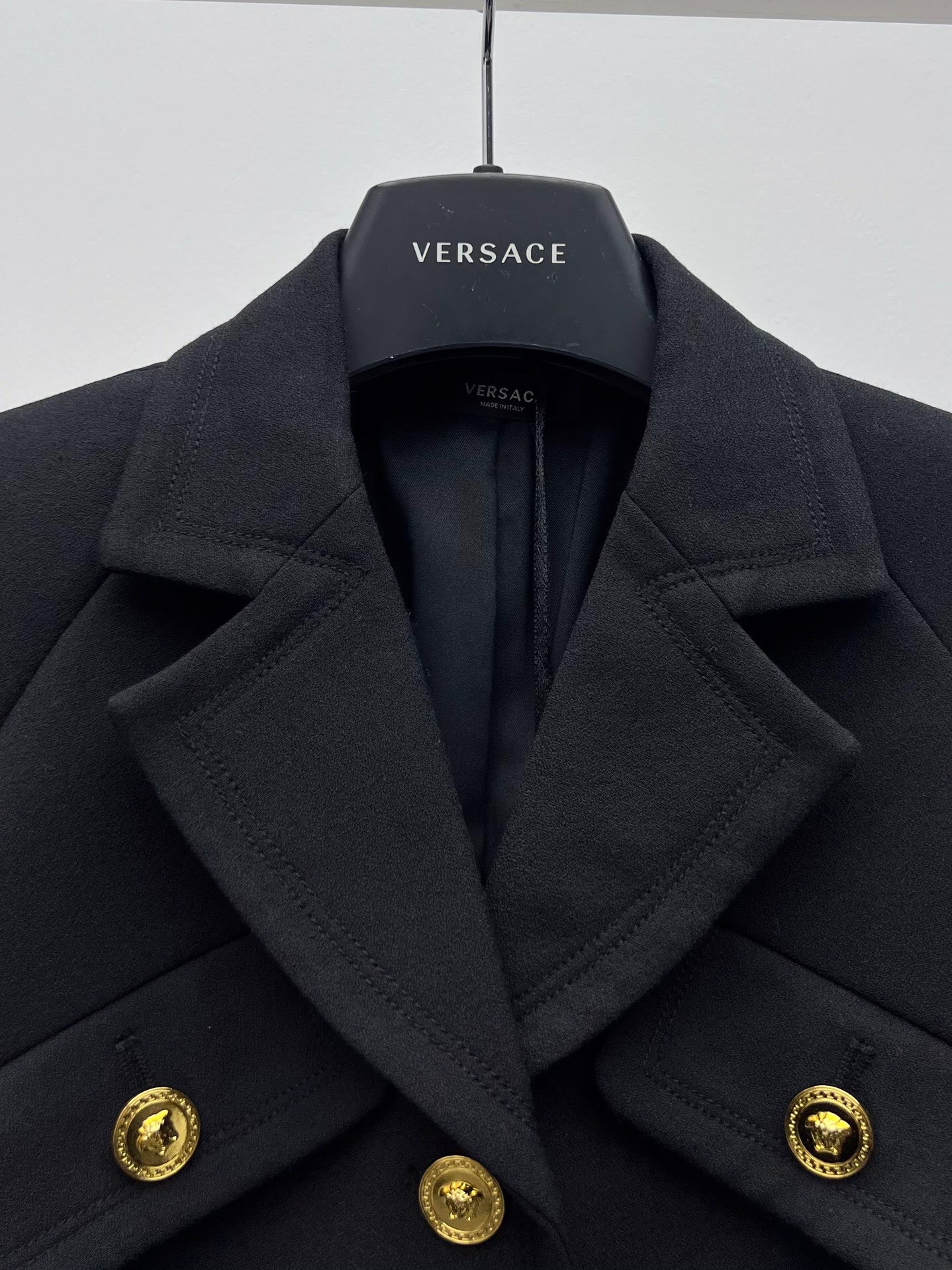 Luxury Single-Rate Female Suit with Medusa King Buttons and Gold Accents - 图片 3