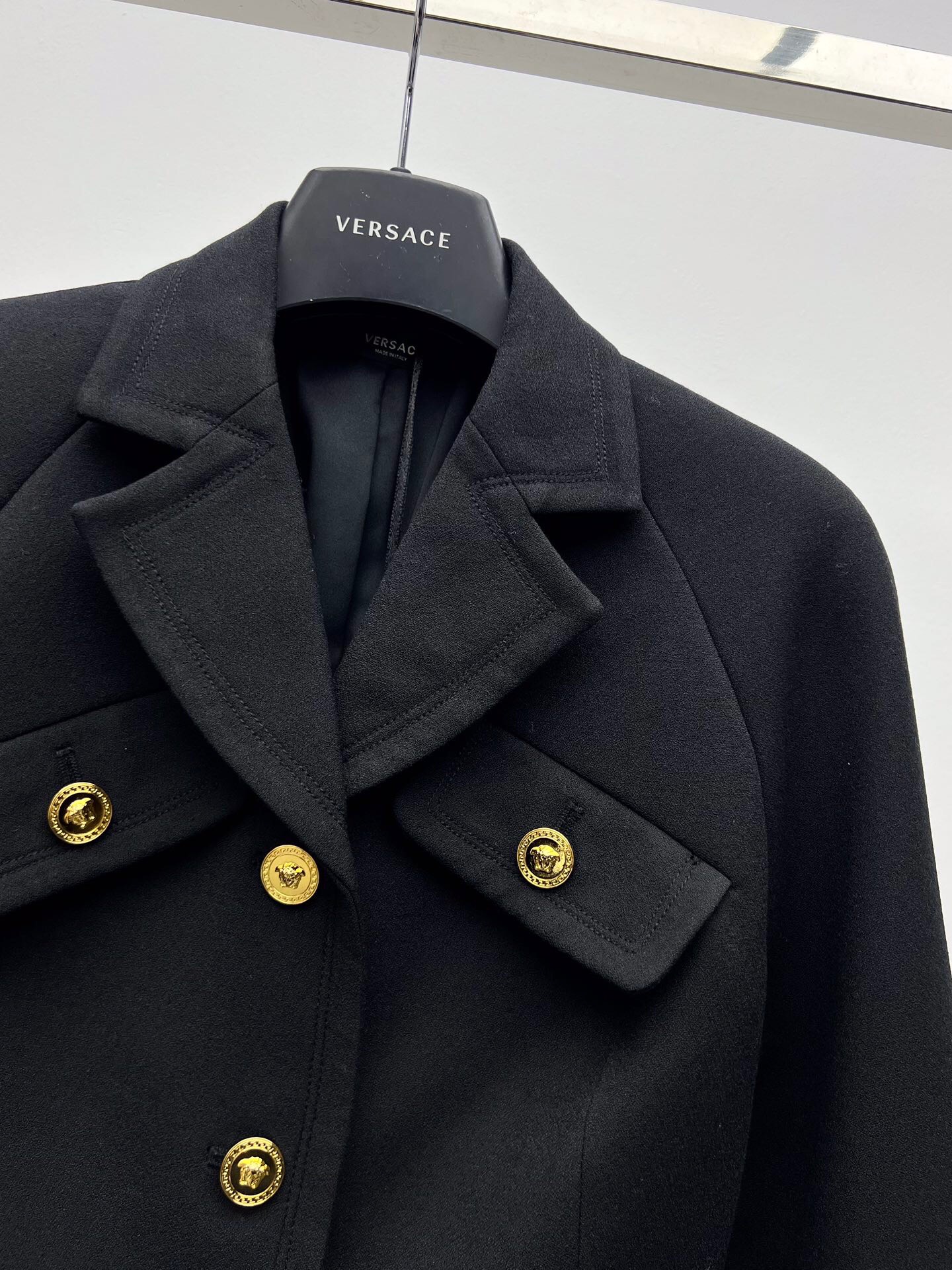 Luxury Single-Rate Female Suit with Medusa King Buttons and Gold Accents - 图片 2