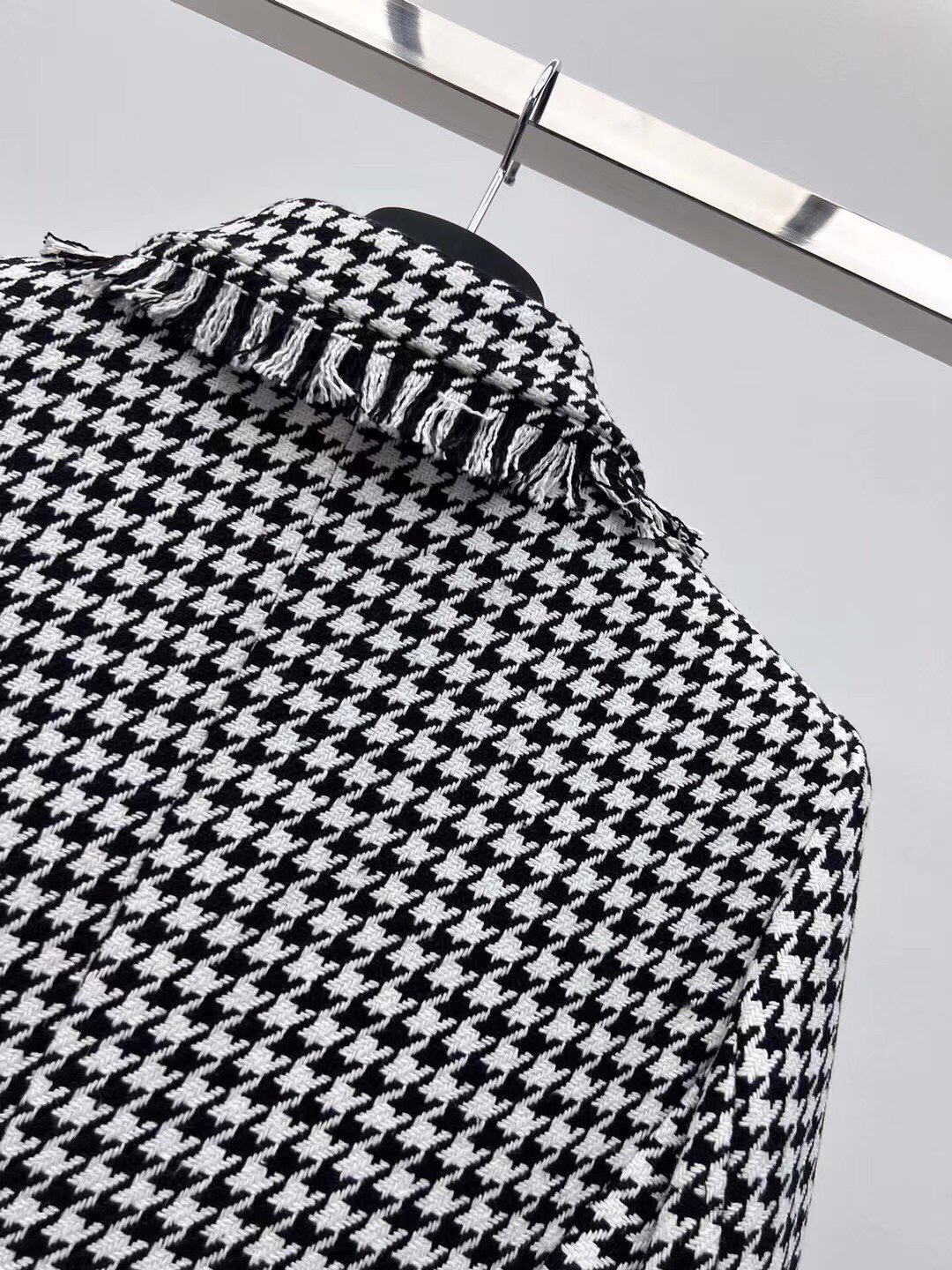“Stylish Balmai Single-Rate Female Suit with Ancient Pattern and Wool Fabric Mix” - 图片 8